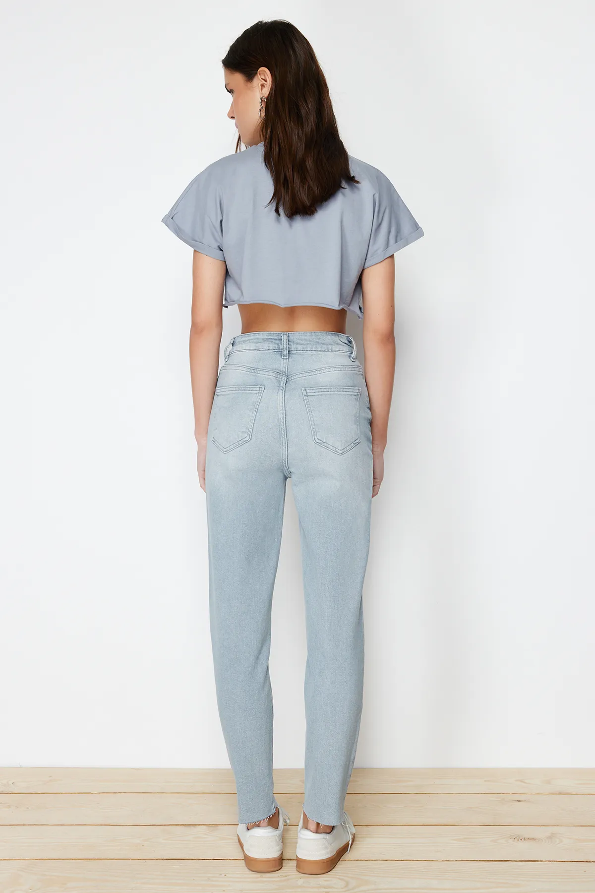 Trendyol Collection  Hellgraue Slim Mom-Jeans mit hoher Taille TWOSS23JE00094