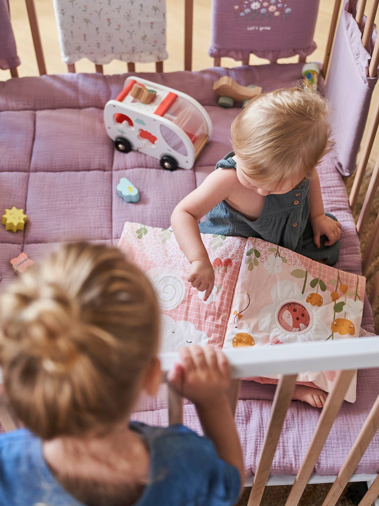 Grand livre d'éveil et marionnettes à doigts en velours PAYS ROSE multicolore