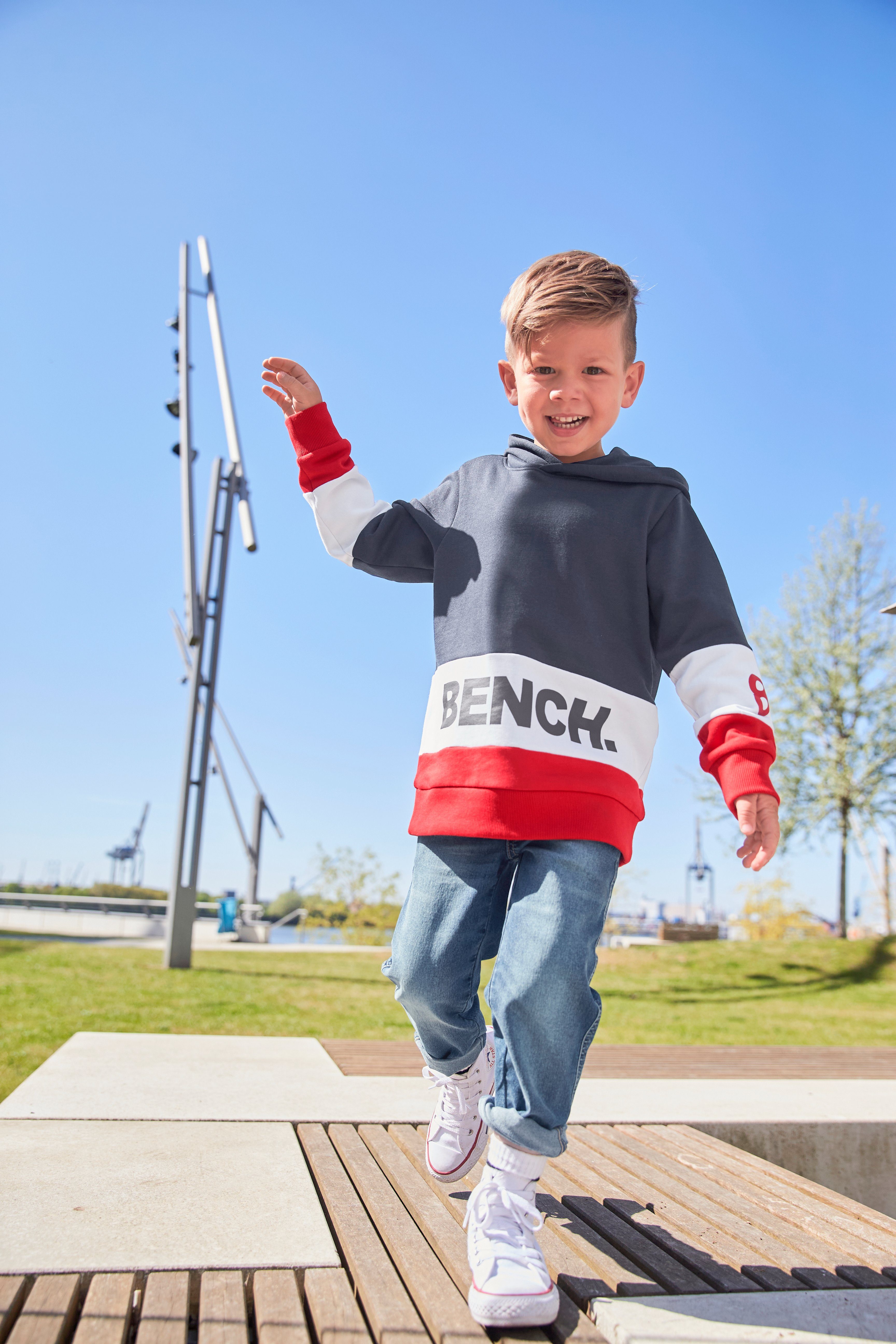 Bench. Kapuzensweatshirt im Colorblock-Design mit Logo-Drucken