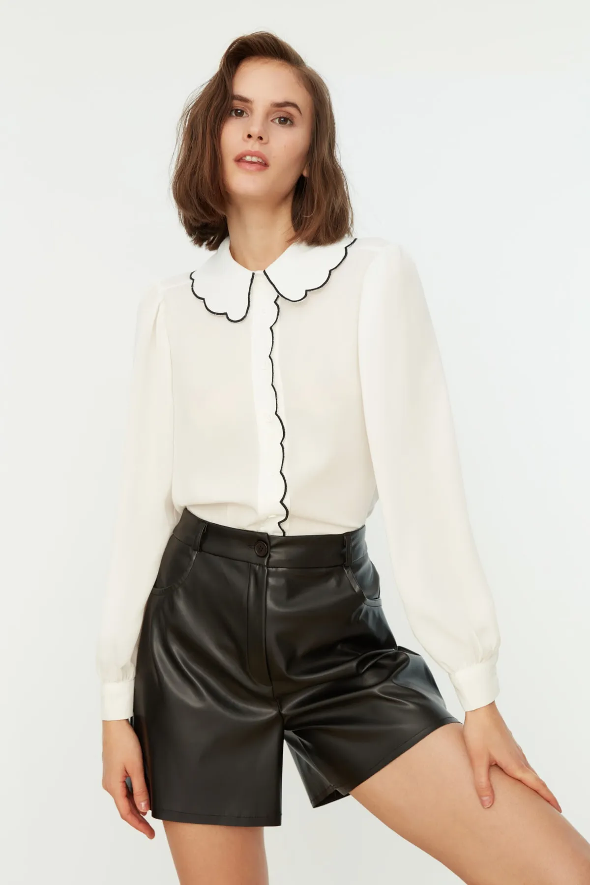 Trendyol Collection  Weißes gewebtes Hemd mit Stickdetail - Regular Fit TWOAW21GO0302