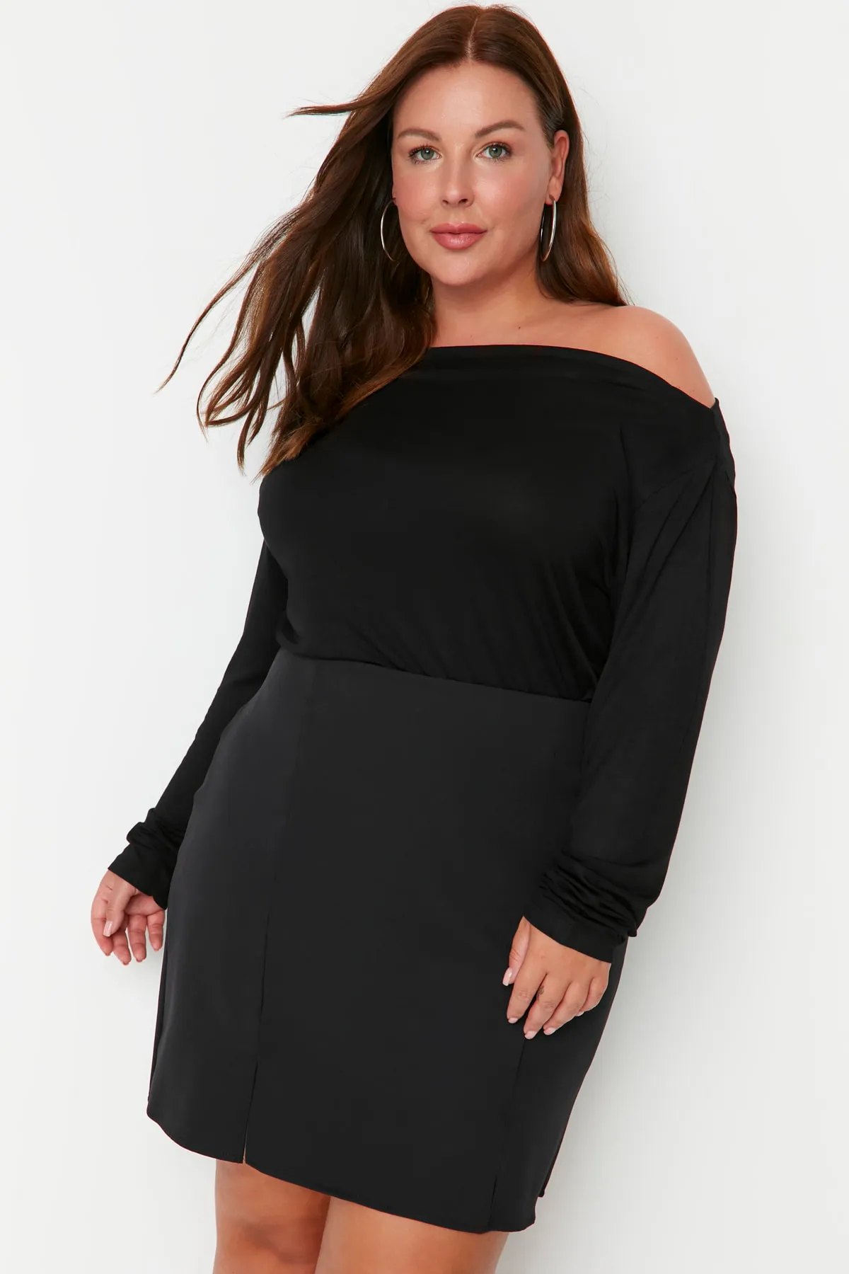 Trendyol Curve  Schwarzer gewebter Rock mit Schlitzdetail - TBBAW23AZ00048