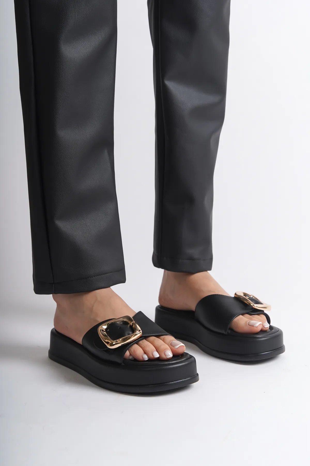 Capone Outfitters  Pantolette - Schwarz - Keilabsatz