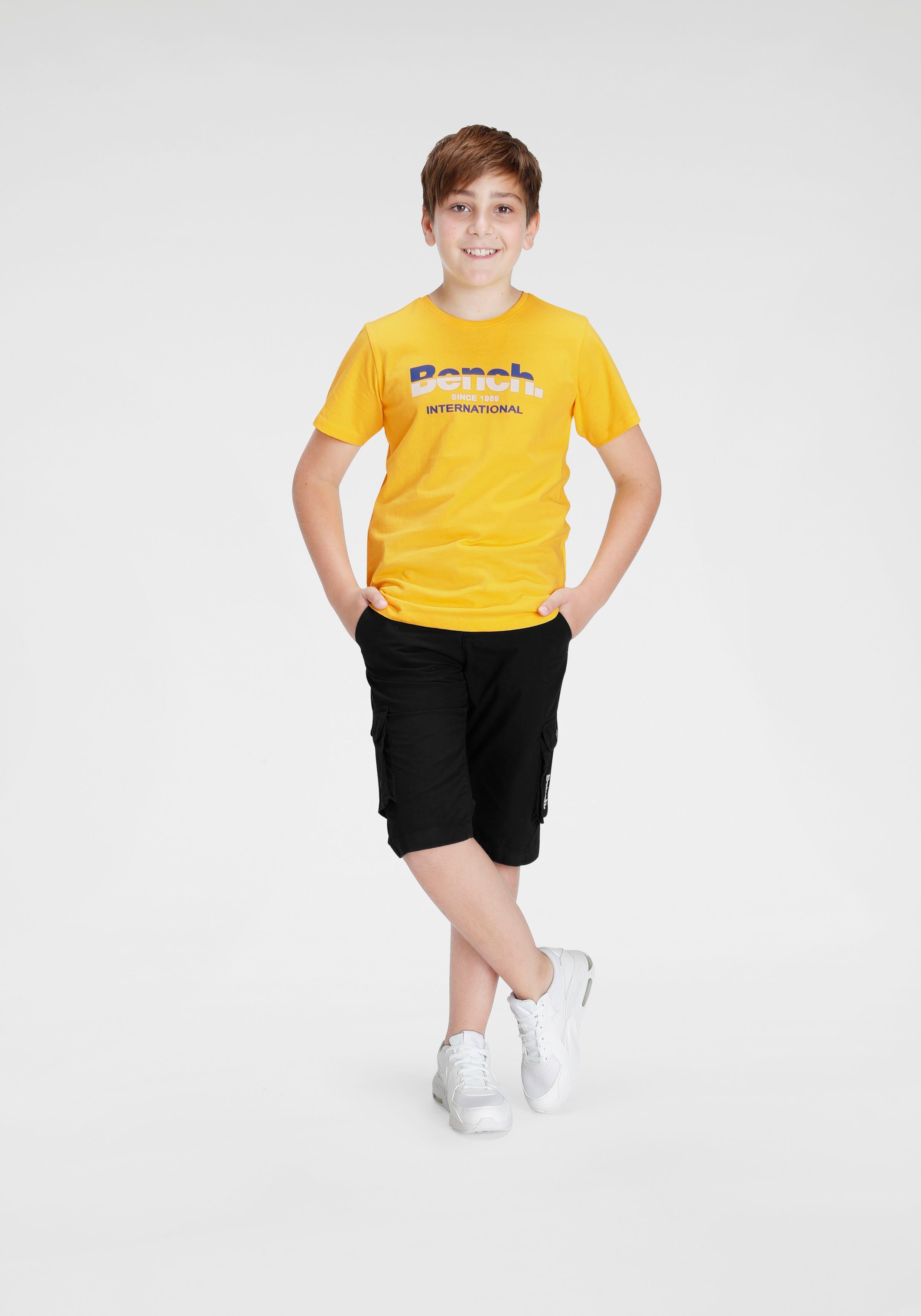 Bench. T-Shirt mit Logo im Farbverlauf