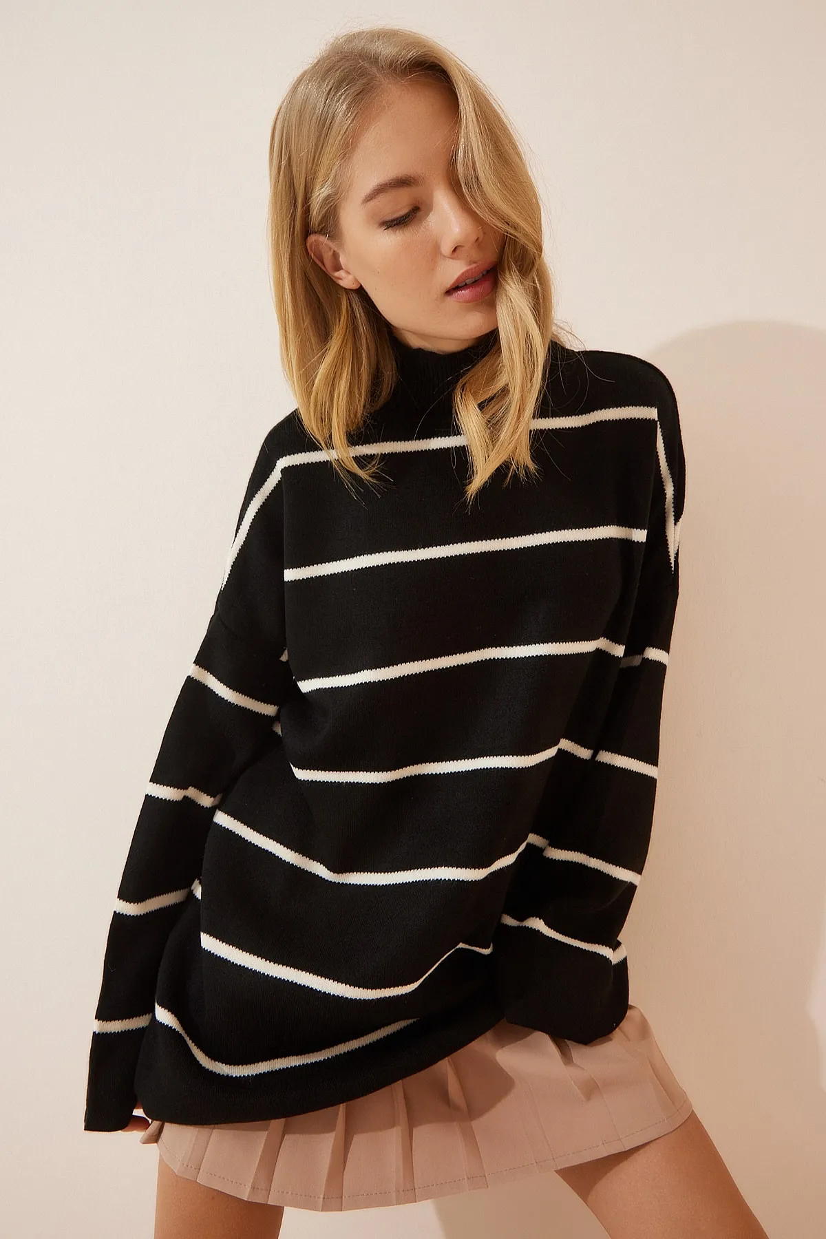 Happiness İstanbul  Schwarzes, gestreiftes, langes Oversize-Sweatshirt aus Strick für Damen YY00087