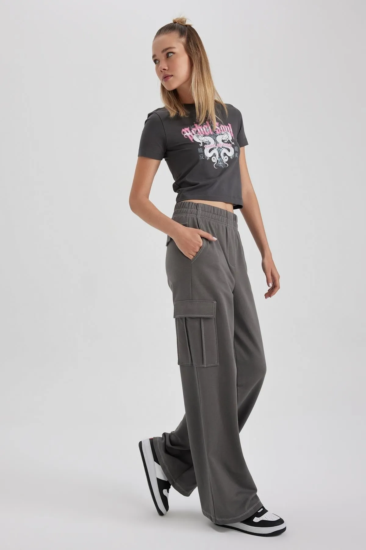 DeFacto  Coool Straight Fit Jogginghose aus dünnem Stoff mit Cargo-Tasche A7454ax23sm