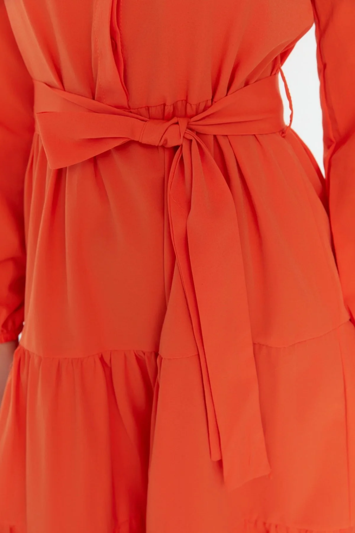 Trendyol Modest  Oranges gewebtes Kleid mit Gürtel, vorherrschendem Kragen und Knopfdetail TCTSS21EL3343