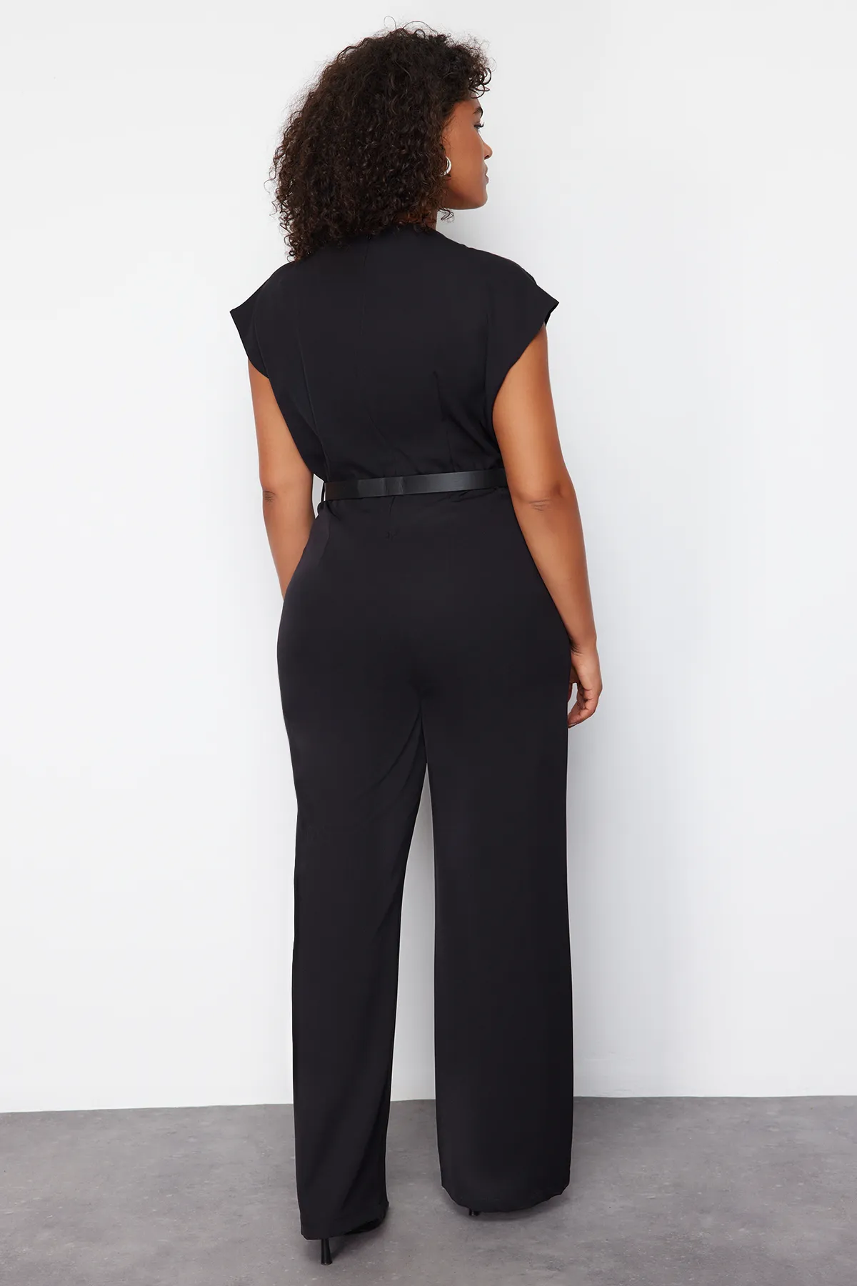 Trendyol Curve  Schwarzer gewebter Jumpsuit mit Gürtel TBBSS24BG00003