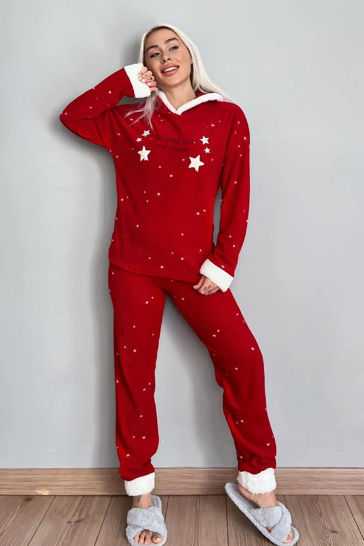 Pijamaevi  Roter Everyday Magic gemusterter Plüsch-Fleece-Pyjama mit Kapuze