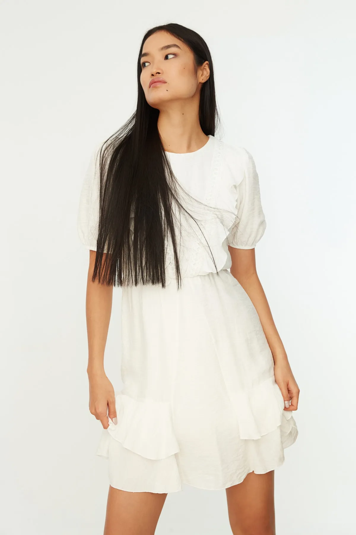 Trendyol Collection  Weißes, gefüttertes, gewebtes Volant-Minikleid TWOSS21EL2152
