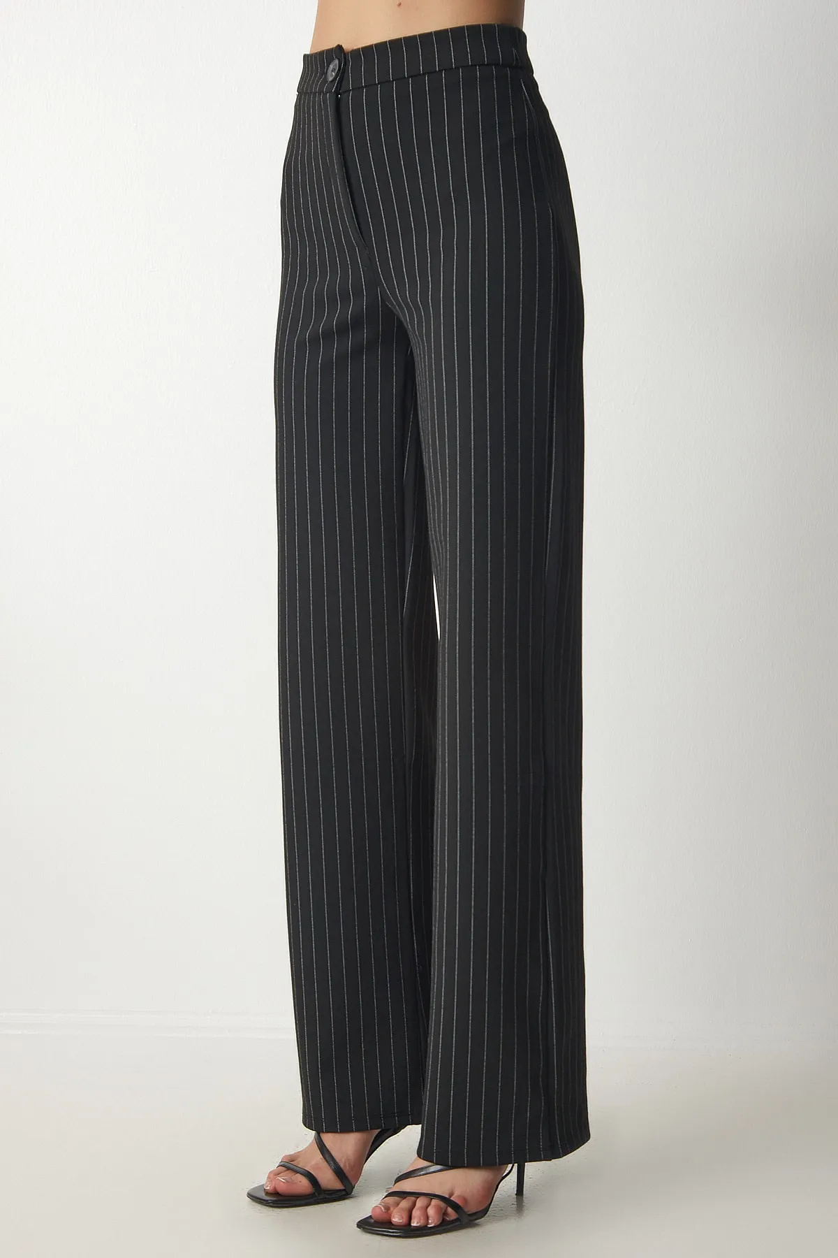 Happiness İstanbul  Schwarze, dünne, gestreifte, bequeme Strickhose für Damen UB00142