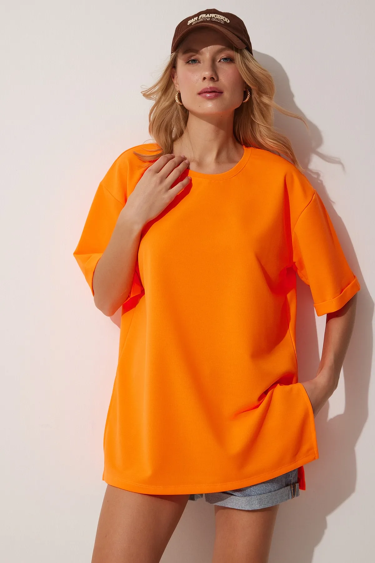 Happiness İstanbul  Leuchtendes orangefarbenes Oversize-T-Shirt mit Rundhalsausschnitt und seitlichem Schlitz für Damen TS00187
