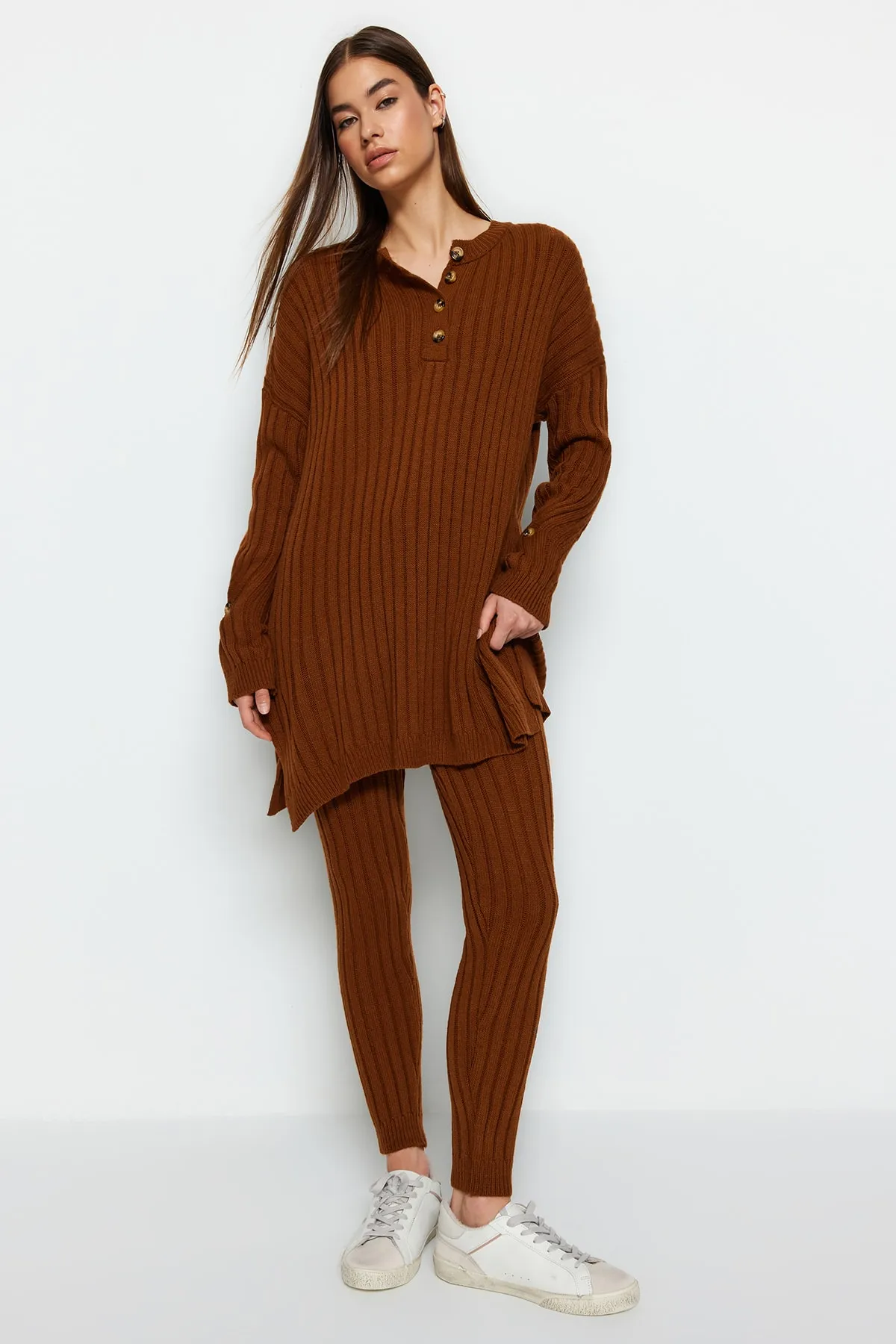 Trendyol Collection  Dunkelbraunes Strickoberteil- und -unterteil-Set aus Cordhose TWOAW22AU0039