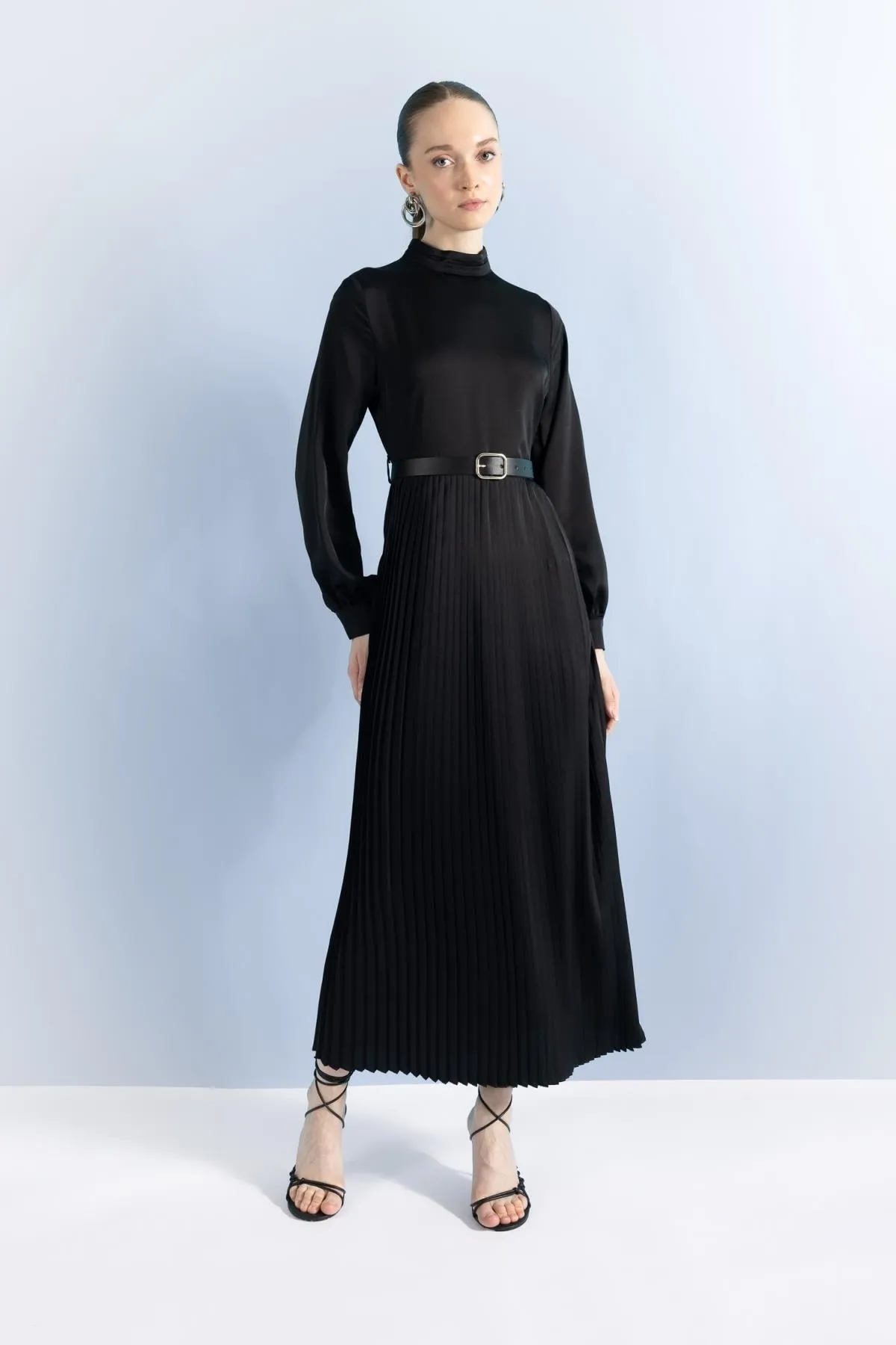 DeFacto  Langärmliges Kleid aus Satin mit plissiertem Hemdkragen und langen Ärmeln
