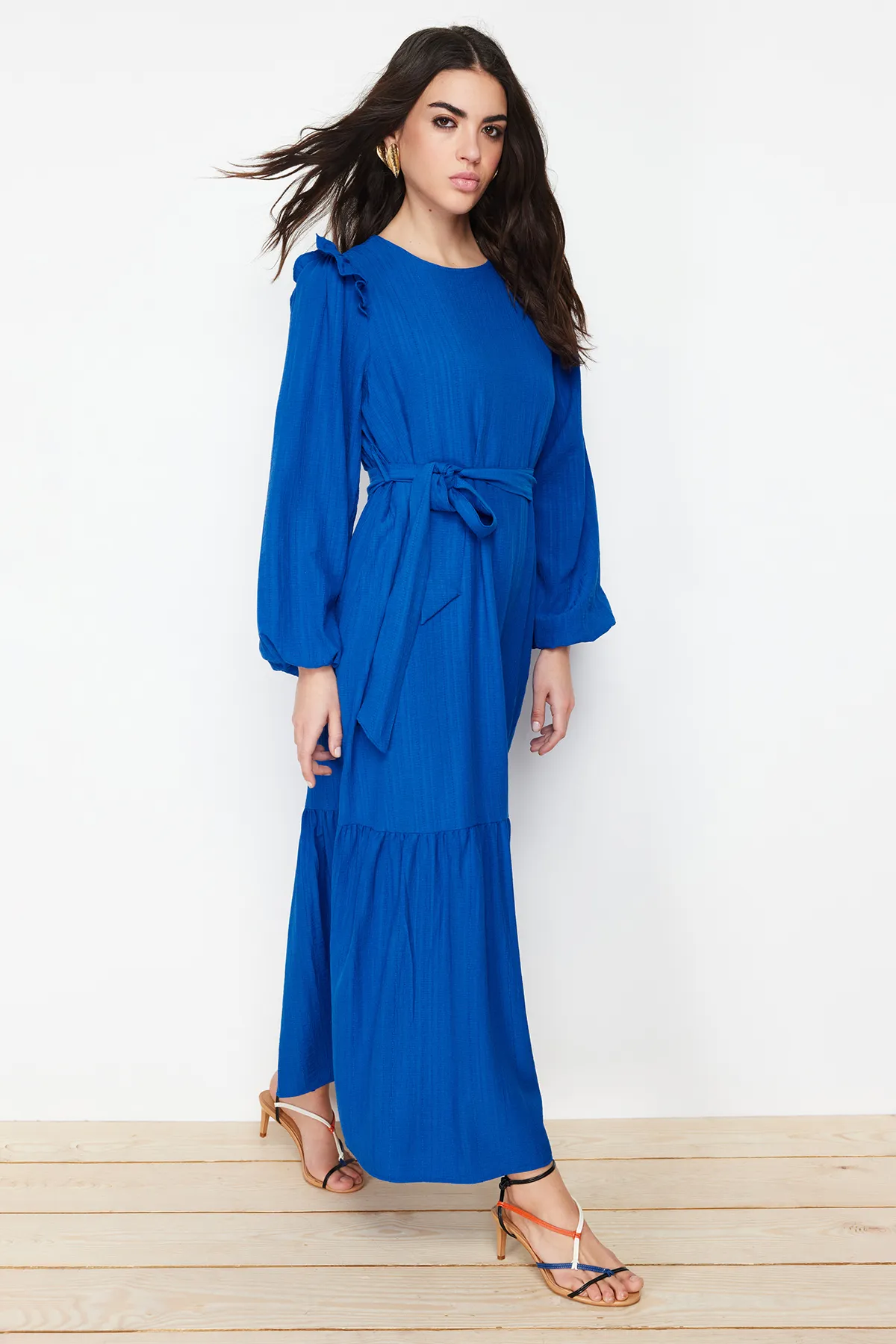 Trendyol Modest  Blauer Rüschenrock mit Gürtel und Volants, gefüttertem Viskose-Mischgewebe-Kleid TCTSS23EB00290