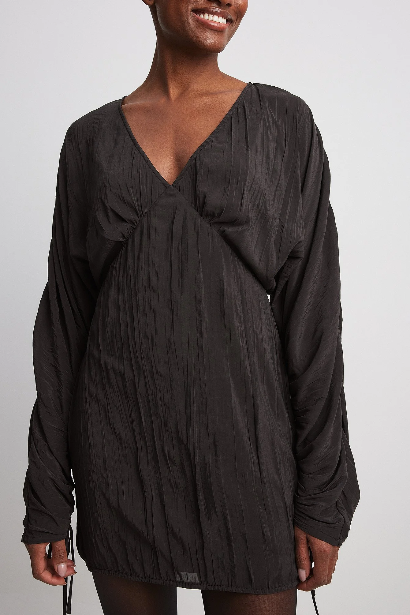 Geknittertes Minikleid mit Schnürung