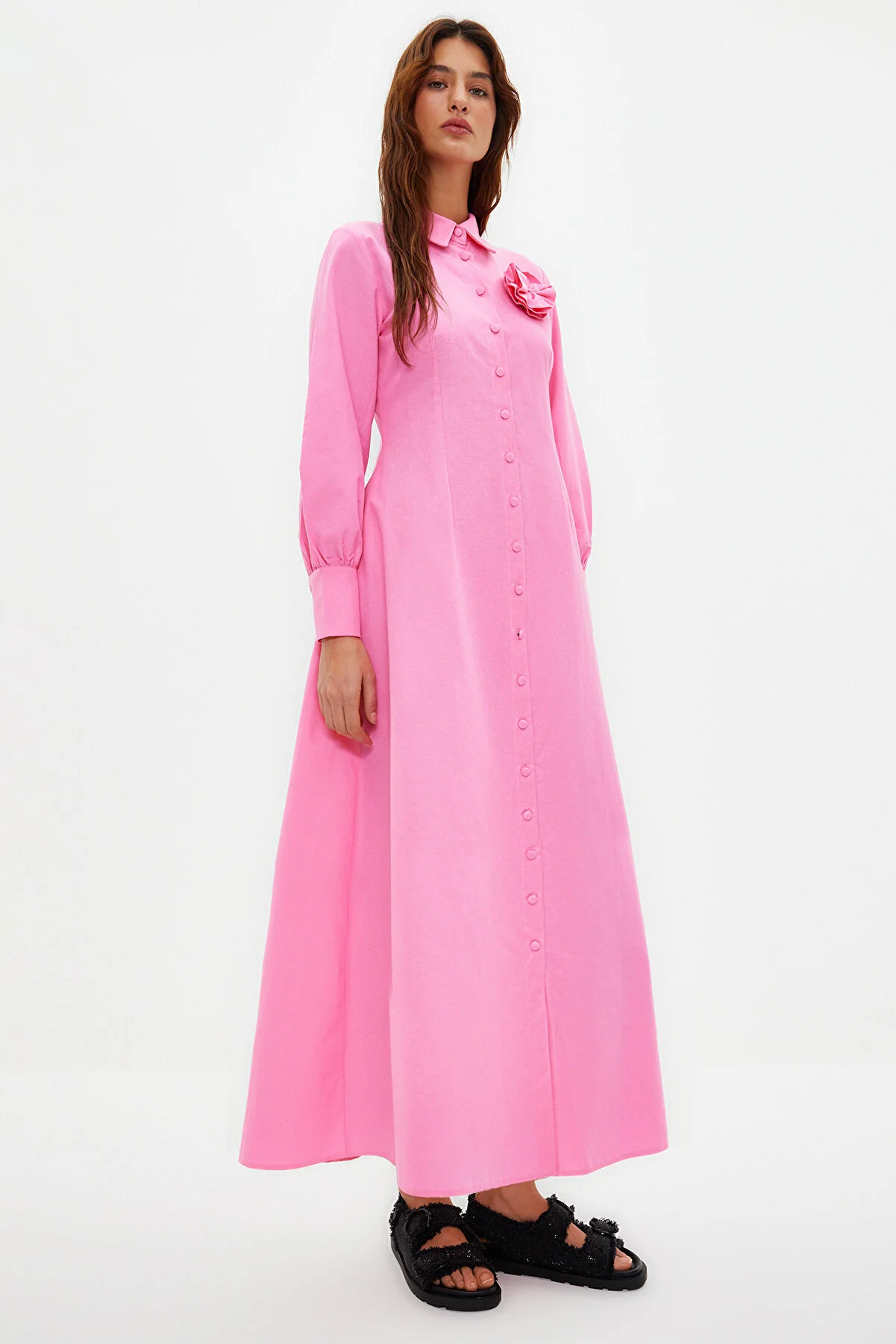 Trendyol Modest  Rosafarbenes, florales, gewebtes Hemdkleid TCTSS24EB00029