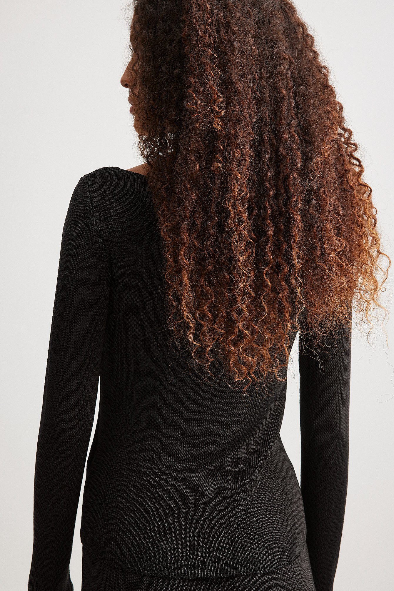 Metallischer Strickpullover mit U-Ausschnitt
