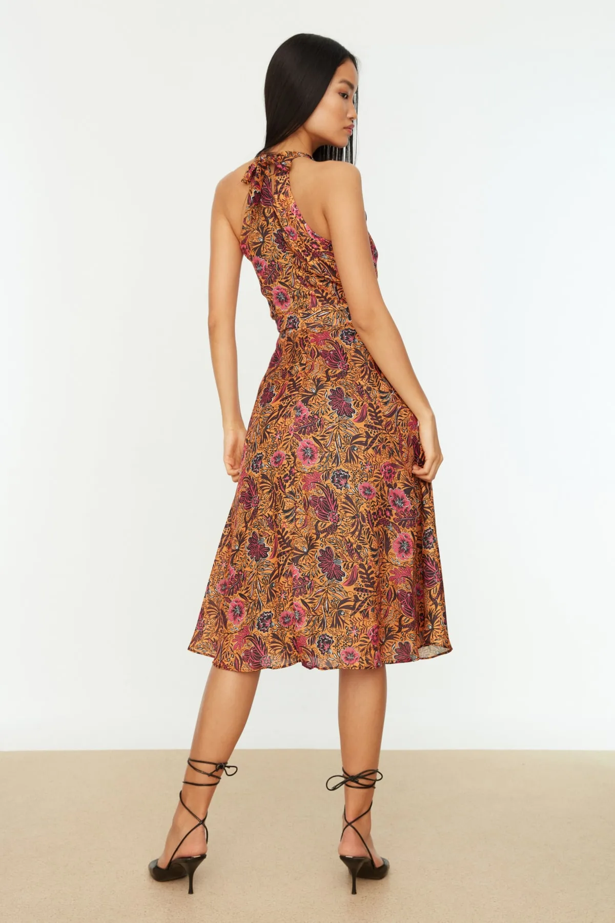 Trendyol Collection  Orangefarbenes, ärmelloses, gewebtes Kleid in A-Linie mit Gürtel und Neckholder und Blumendruck TWOSS20EL2536
