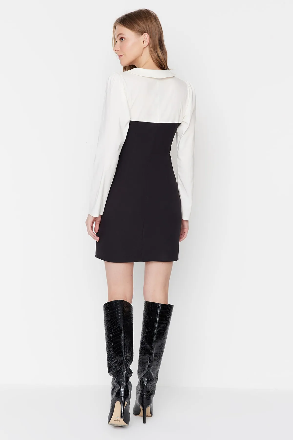 Trendyol Collection  Schwarzes Mini-Webkleid mit Wickelkragen und Hemdkragen TWOAW23EL00611