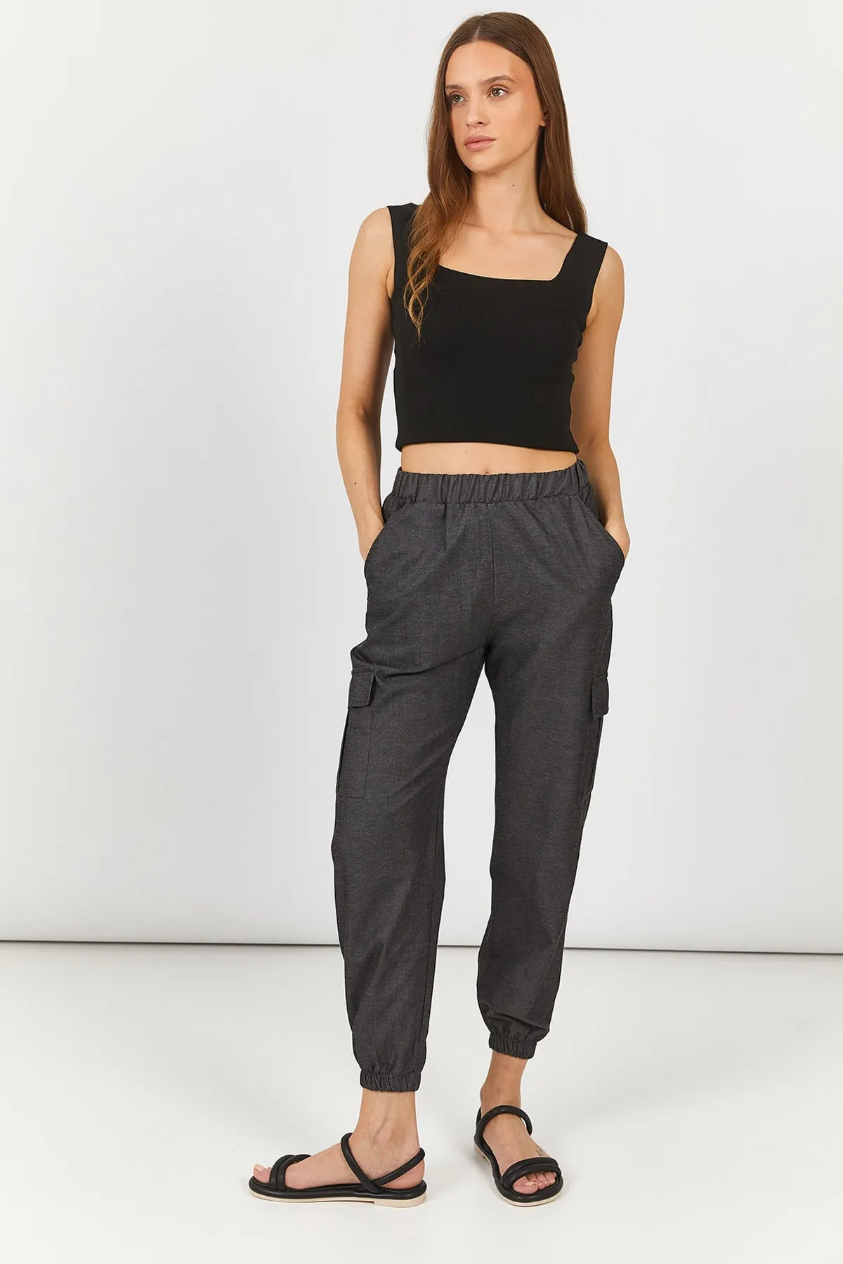 armonika  Anthrazitfarbene Cargohose mit elastischem Bund und Beinen für Damen Arm-23y001068