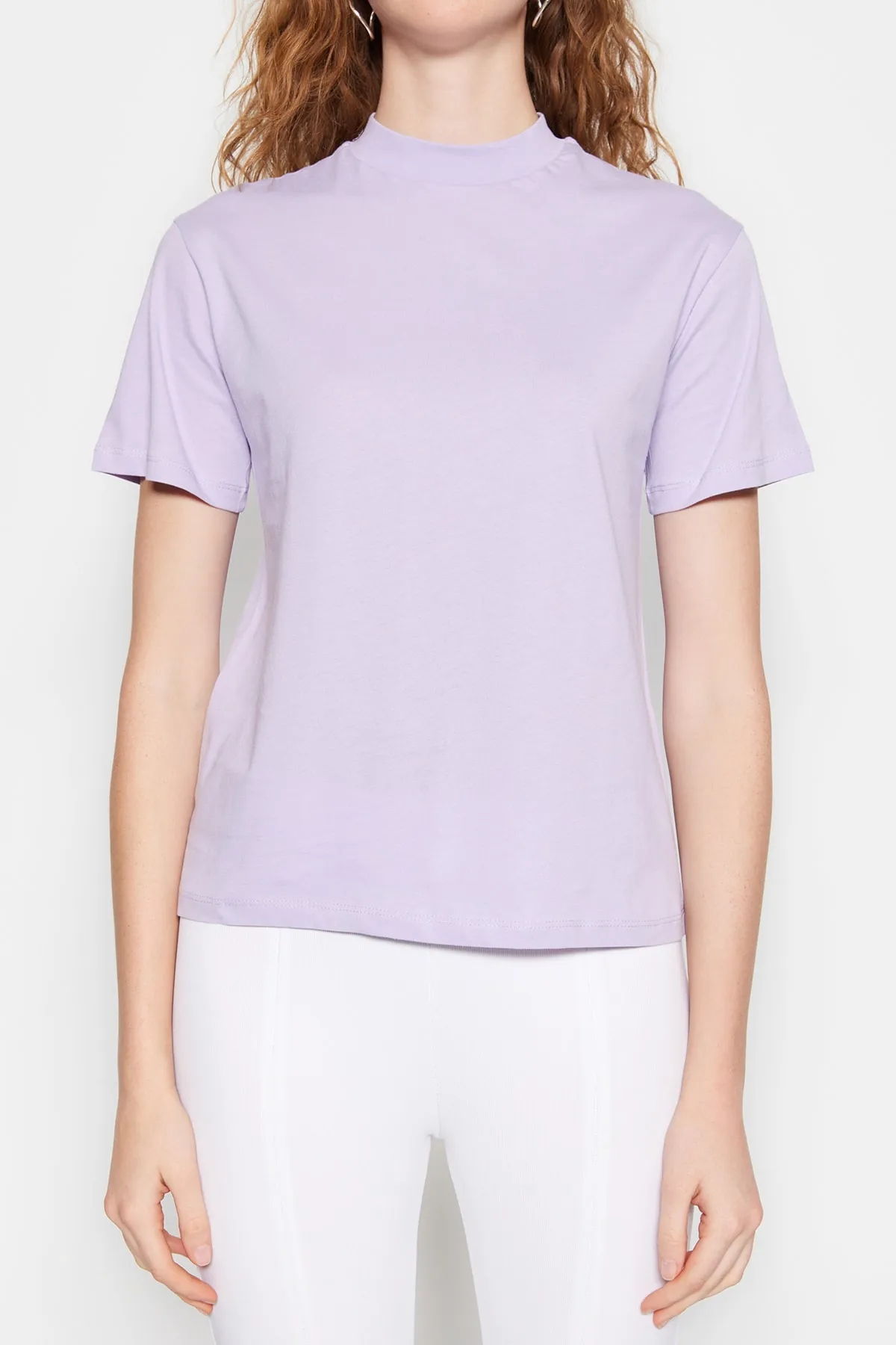 Trendyol Collection  Lilafarbenes Basic-Strick-T-Shirt aus 100 % Baumwolle mit Stehkragen TWOAW20TS0096