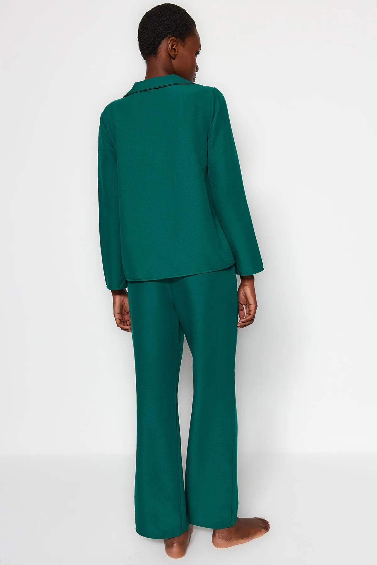 Trendyol Collection  Smaragdgrünes, besticktes Pyjama-Set aus Hemd und Hose aus Webstoff THMAW24PT00000