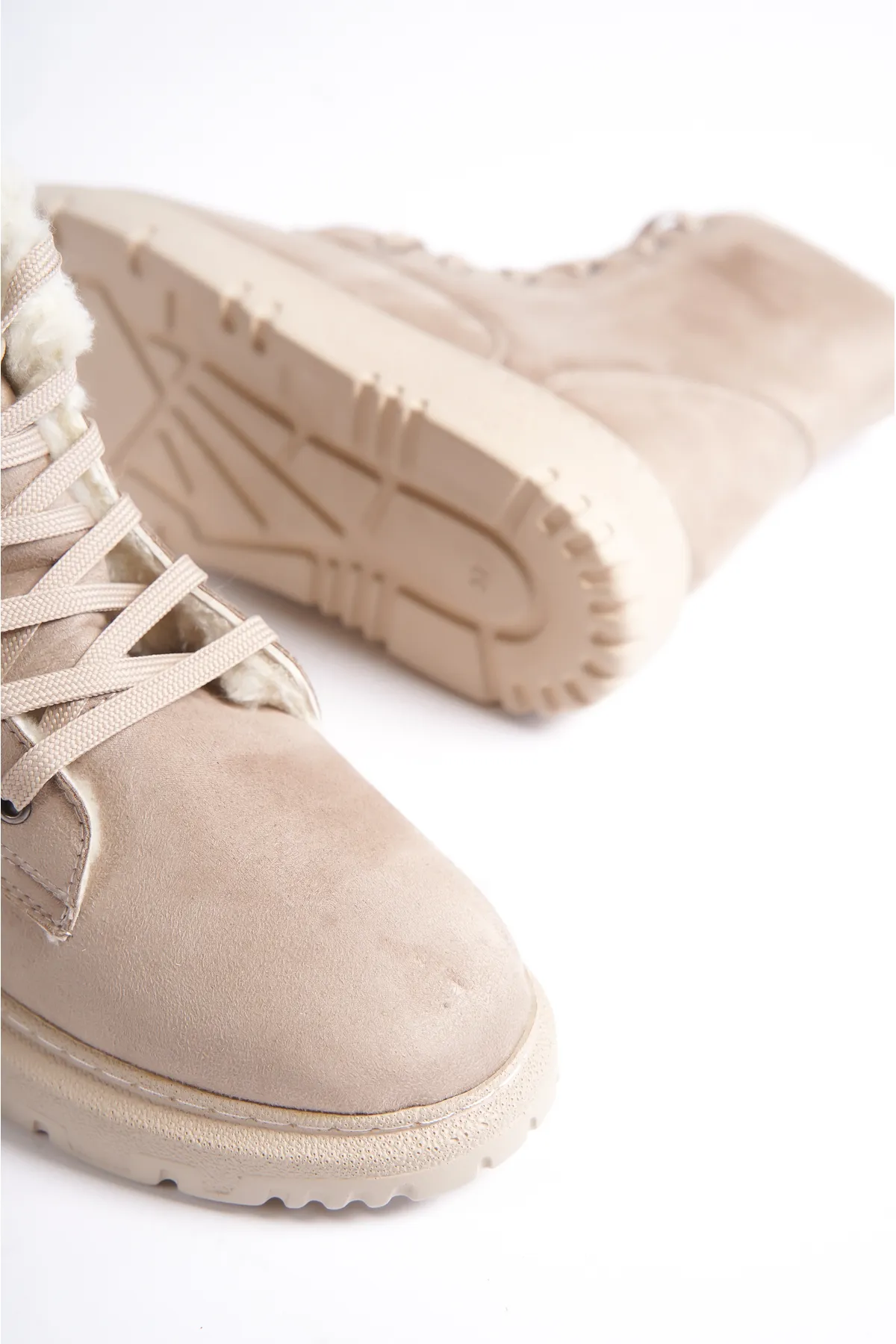 Capone Outfitters  Damenstiefel aus Lammfell mit runder Zehenpartie