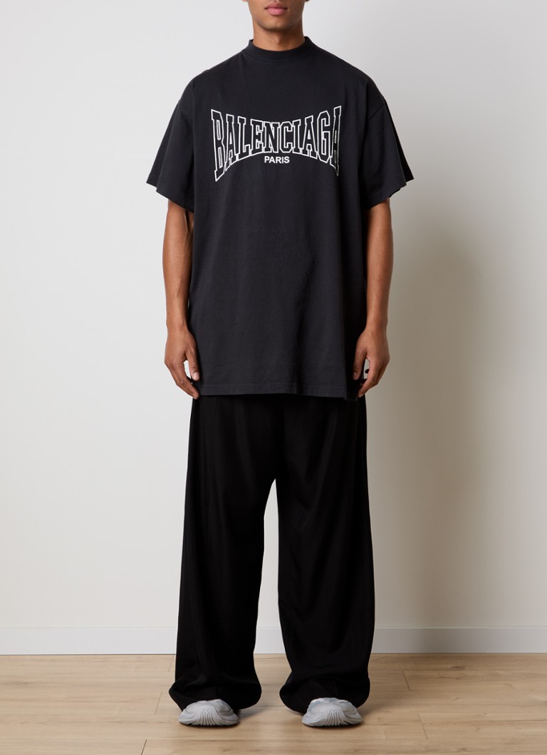 Balenciagan ylisuuri t-paita logolla