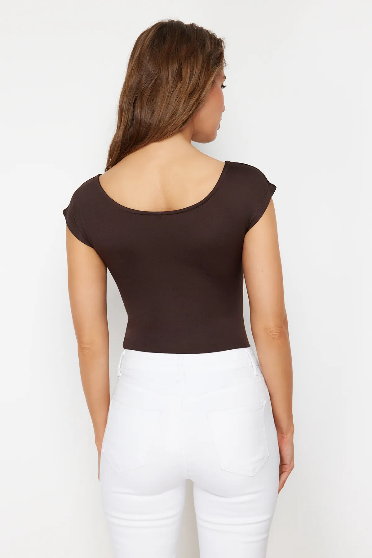 Trendyol Collection  Brauner taillierter/körperbetonter Strickbody mit U-Boot-Ausschnitt und flexiblem Druckknopfverschluss TWOSS24BD00029