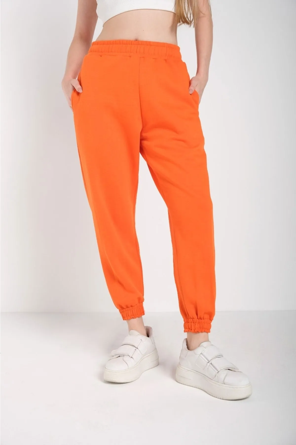 MODAGEN  Orangefarbene, einfarbige, übergroße Jogginghose mit elastischem Bund für Damen