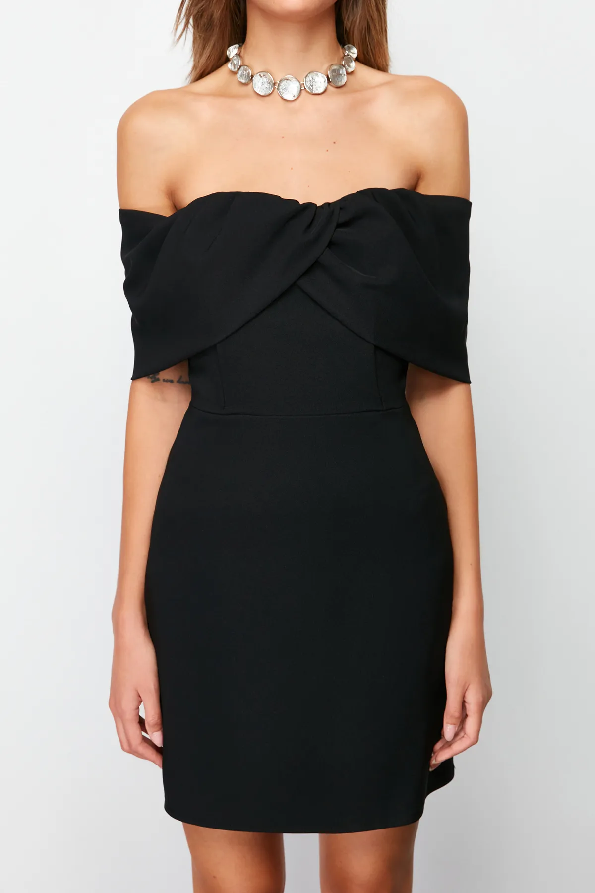 Trendyol Collection  Schwarzer Carmenkragen - Elegantes Abendkleid