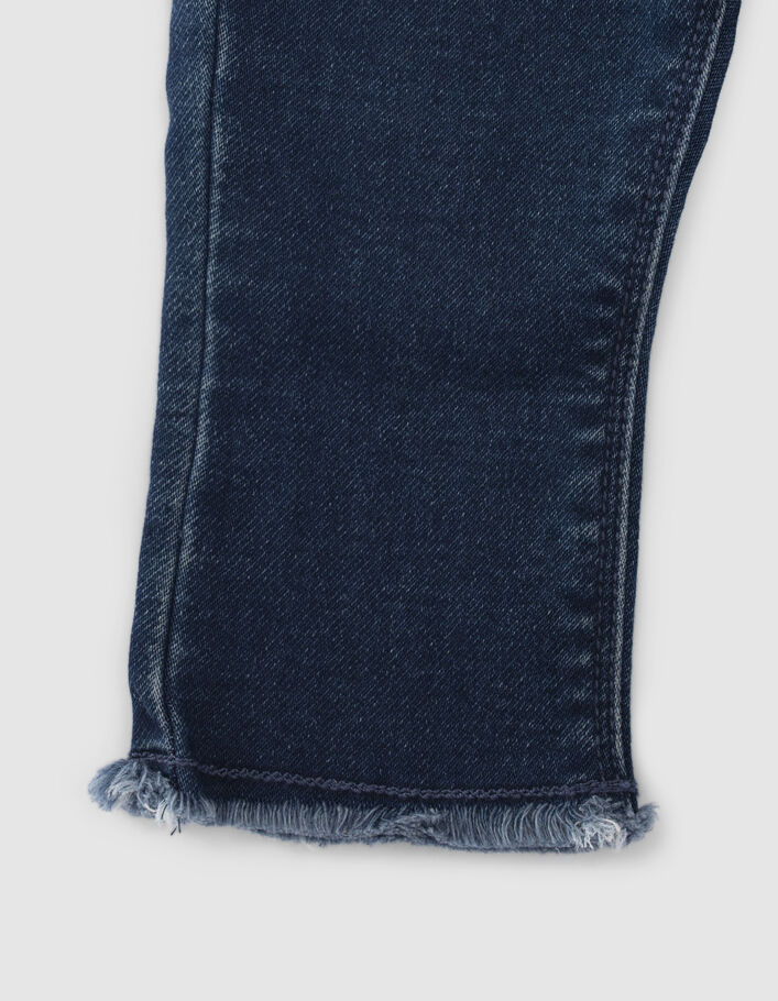Jean bleu bas frangés et ceinture-foulard bébé fille