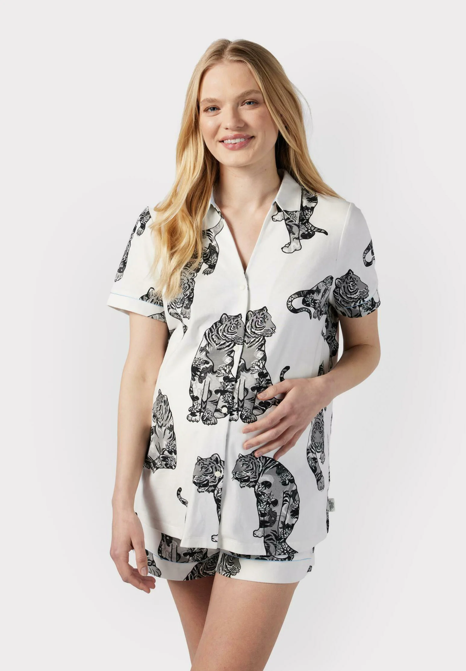 Pijama de maternidad con estampado de tigre y loto de Chelsea Peers