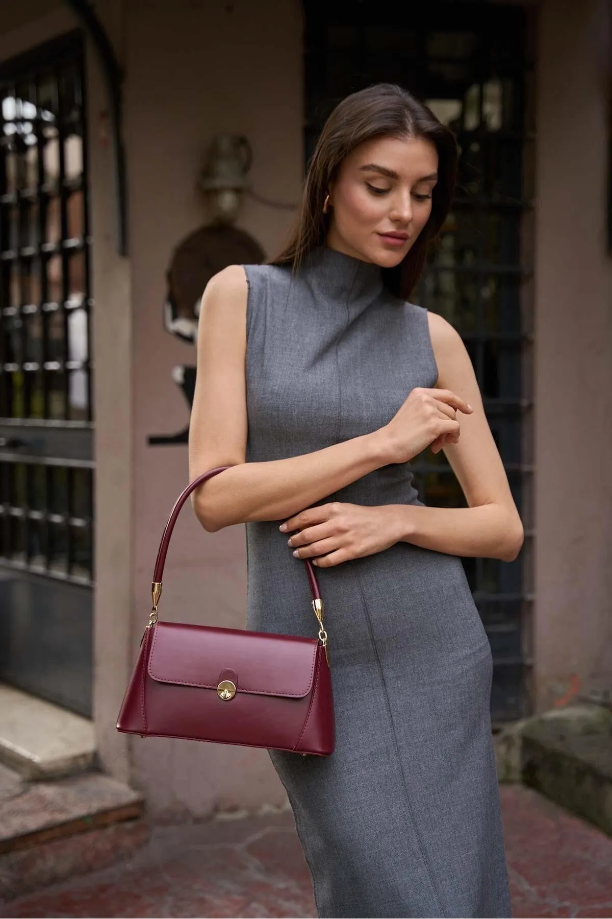 Madamra  Bordeauxrote Umhängetasche für Damen im Retro-Lederlook mit Frontcover