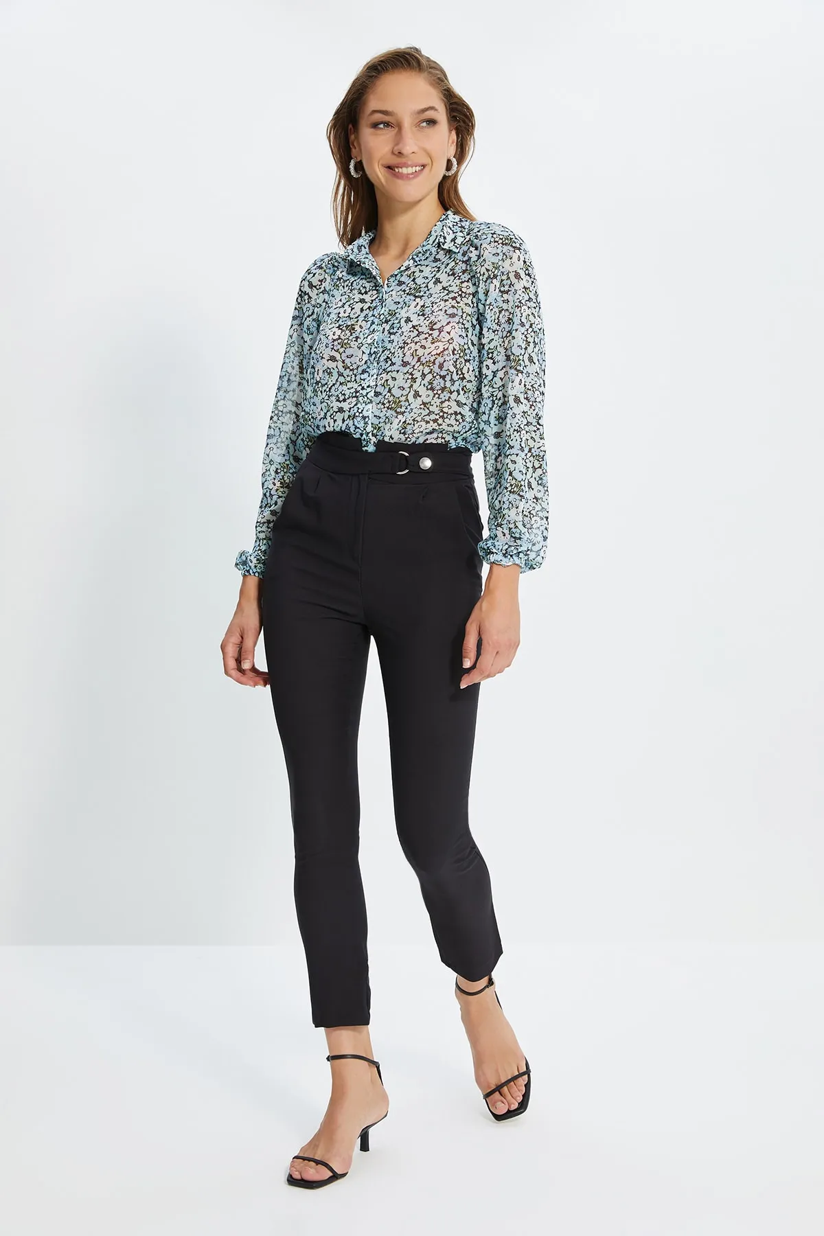Trendyol Collection  Gewebte, plissierte Hose mit schwarzem Gürtel und Zigarette, schmales Bein, TWOSS20PL0131