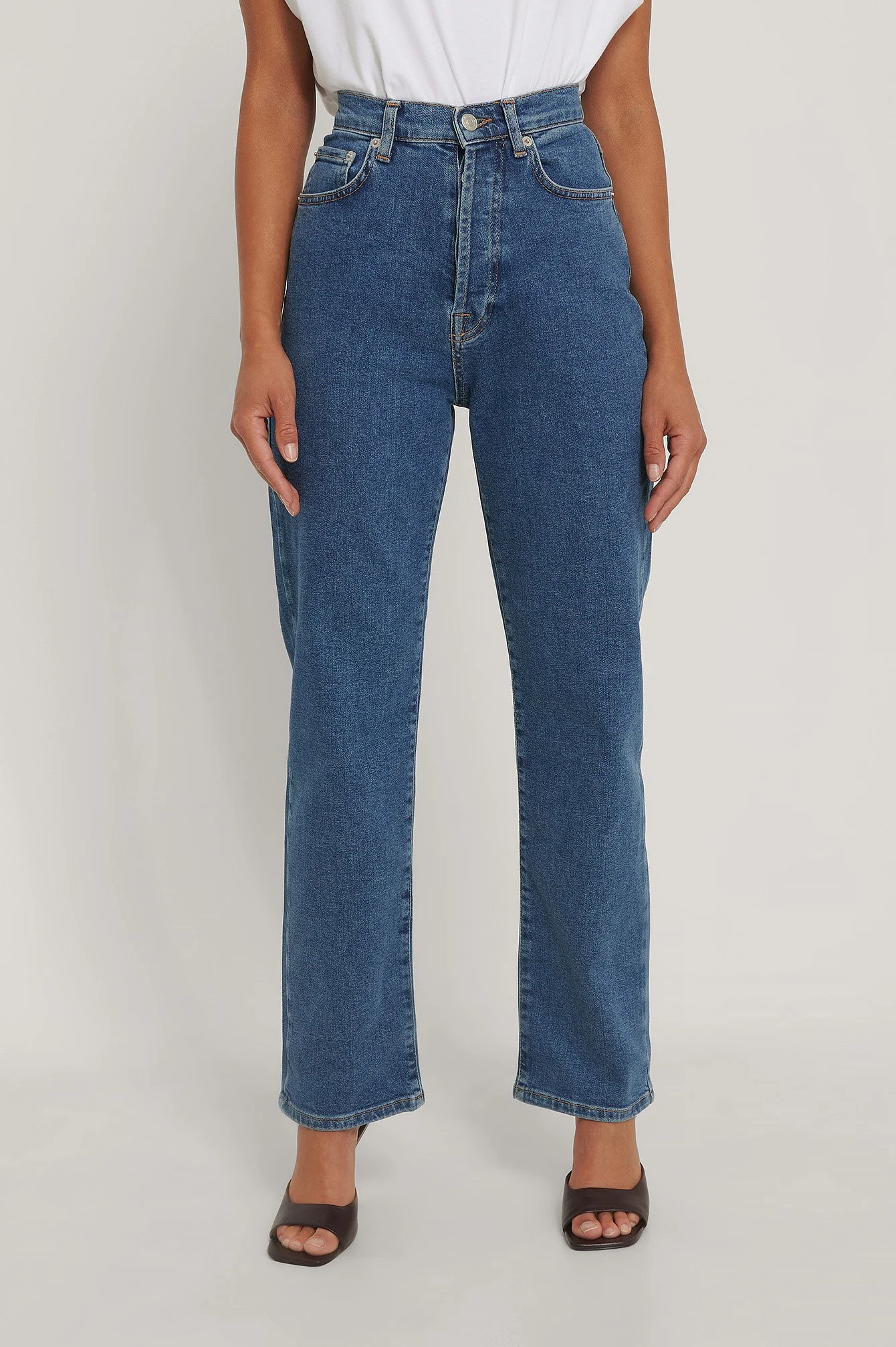 Gerade geschnittene Jeans mit hoher Taille