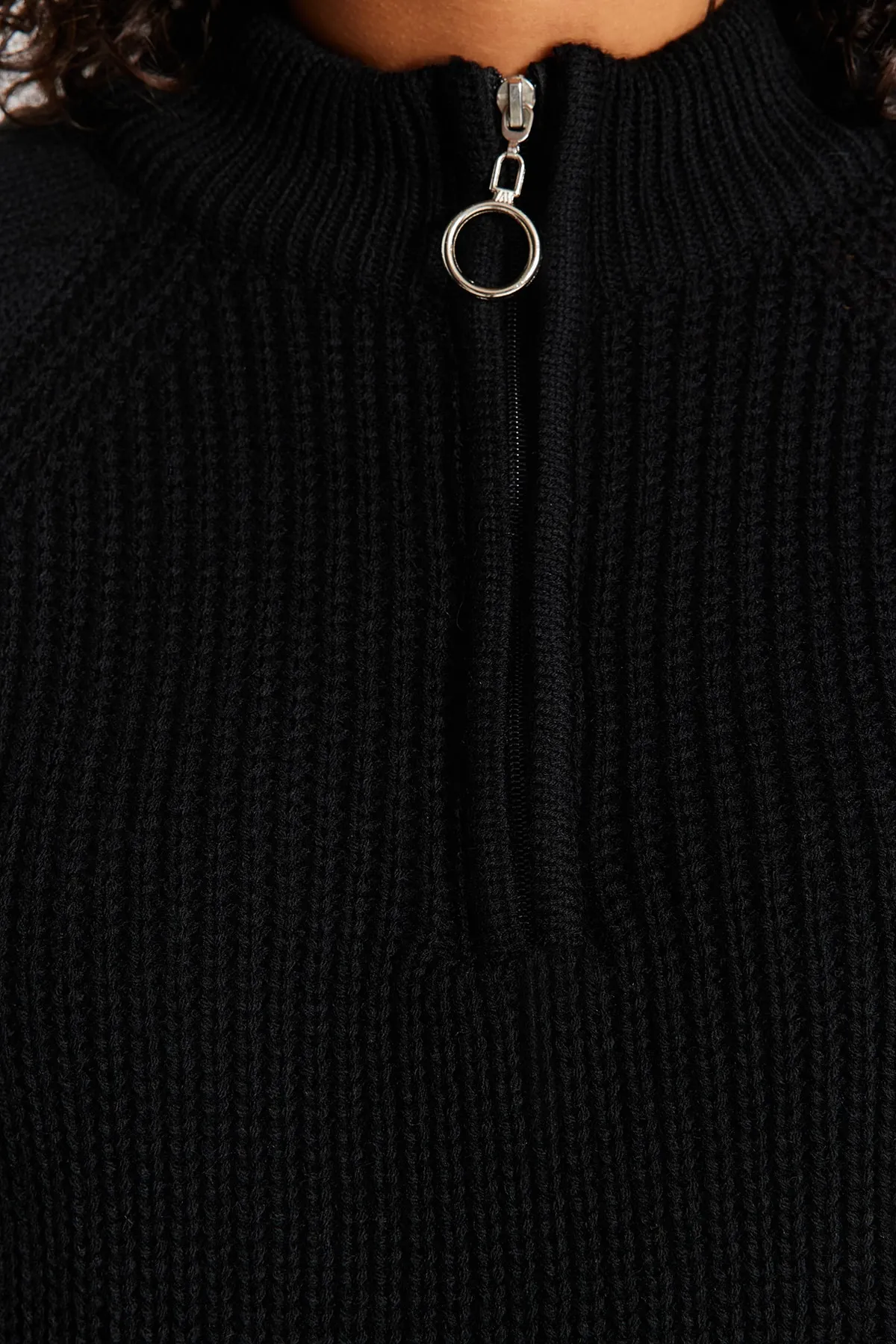 Trendyol Curve  Schwarzer Strickpullover mit Reißverschlusskragen