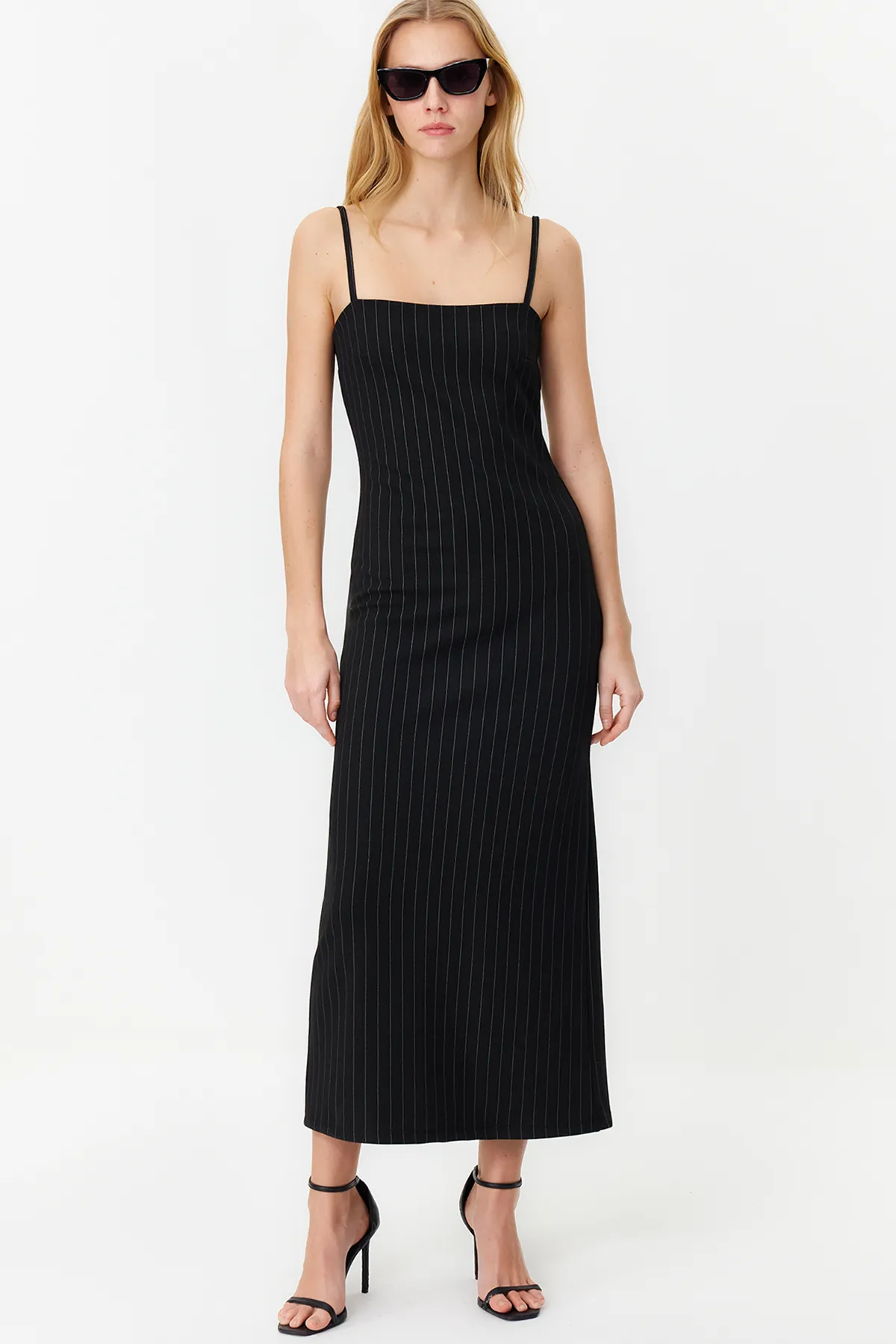 Trendyol Collection  Schwarzes, gestreiftes Bodycone/körperbetontes Maxi-Bleistiftkleid aus Strick mit Trägern TWOSS24EL00290
