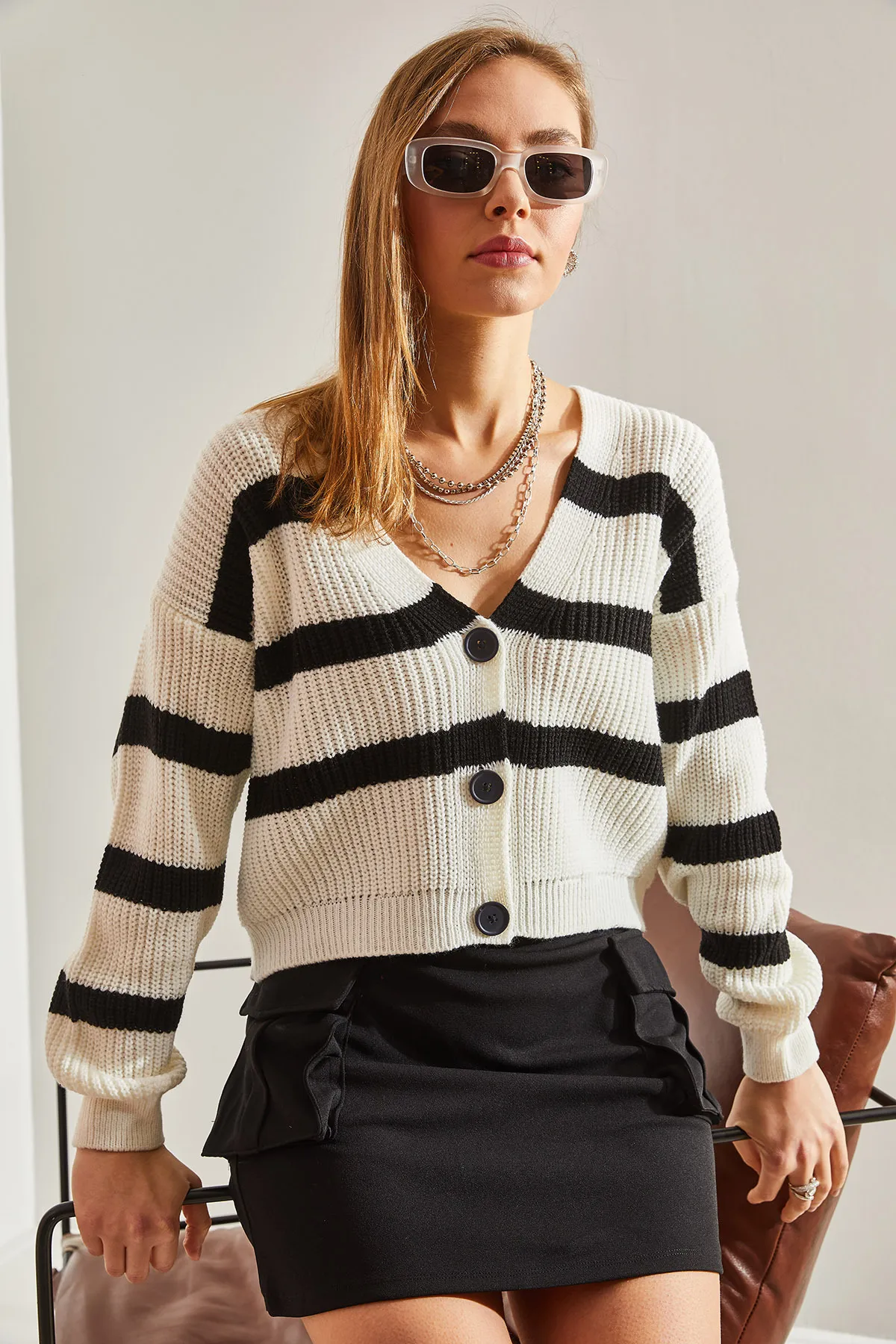 Bianco Lucci  Damen-Cardigan aus gestreiftem Strick mit drei Knöpfen