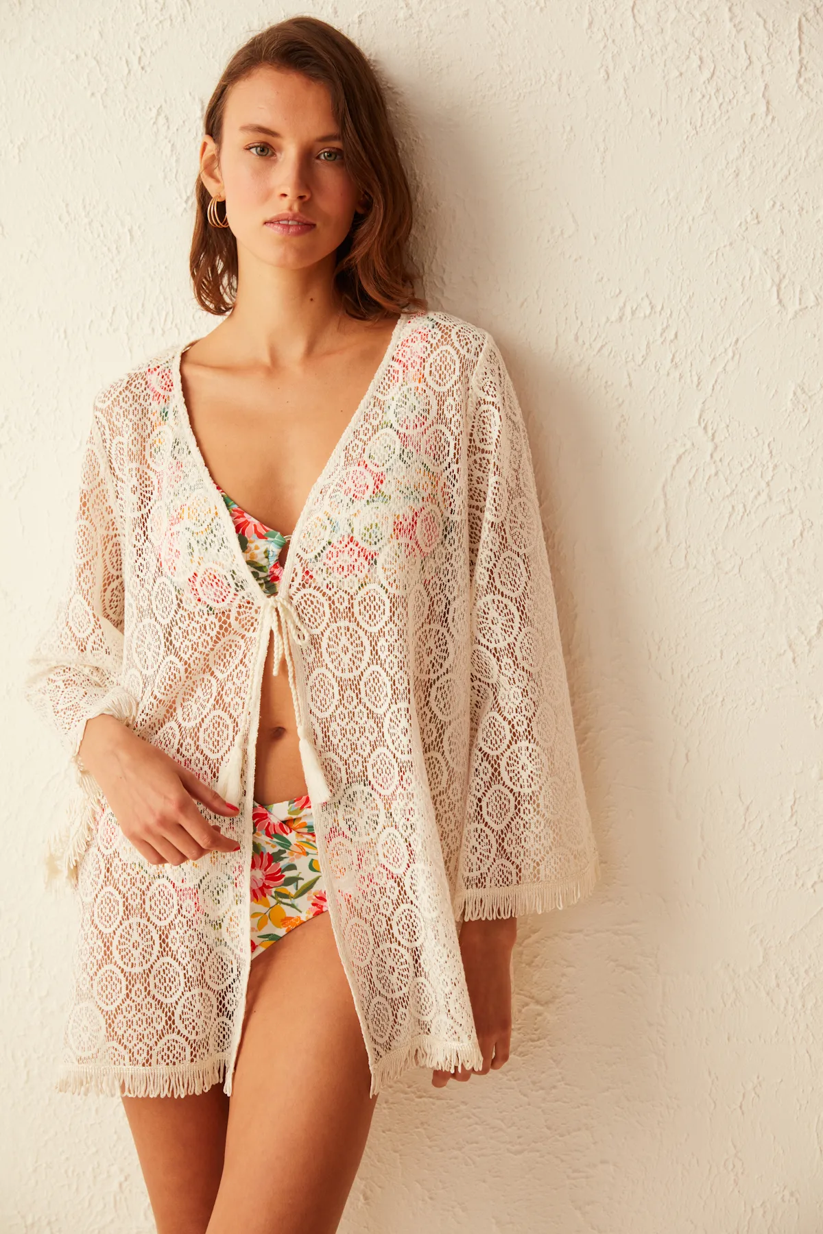 Penti  Weißer Kimono mit Blumenstickereien auf der Rückseite und Spitzenstickereien