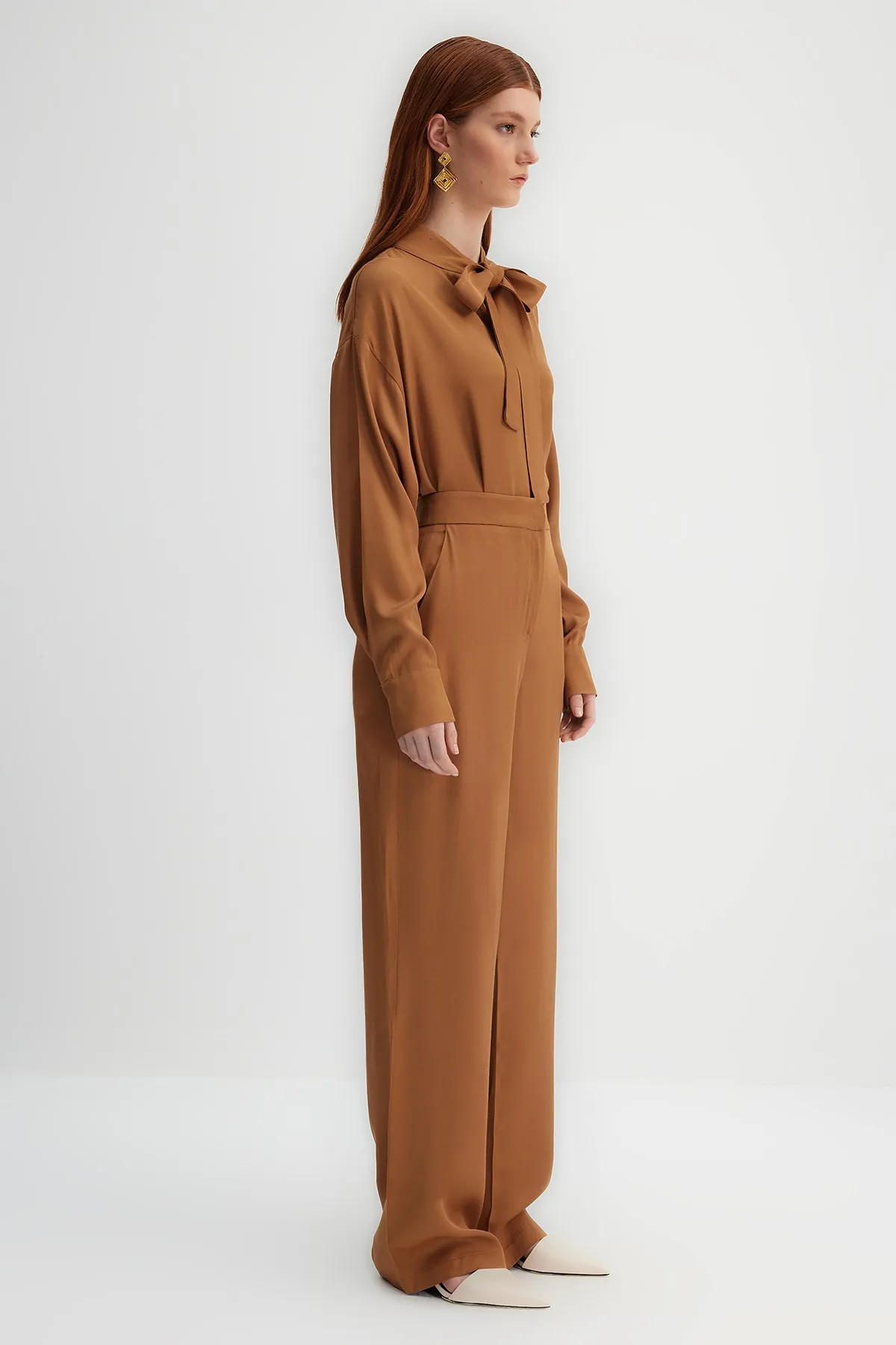 Trendyol Modest  X Kevser Sarıoglu Braunes Tunika-Hosen-Set aus Satingewebe mit Kragen und Krawatte TCLSS23US00006
