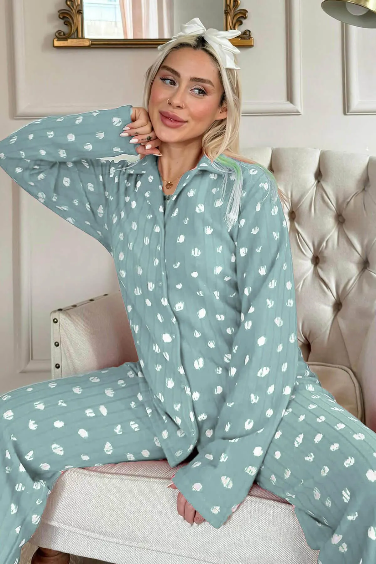 Pijamaevi  Mintfarbenes Debesis-Pyjama-Set aus Plüsch-Fleece mit gemusterter Vorderseite und Knöpfen