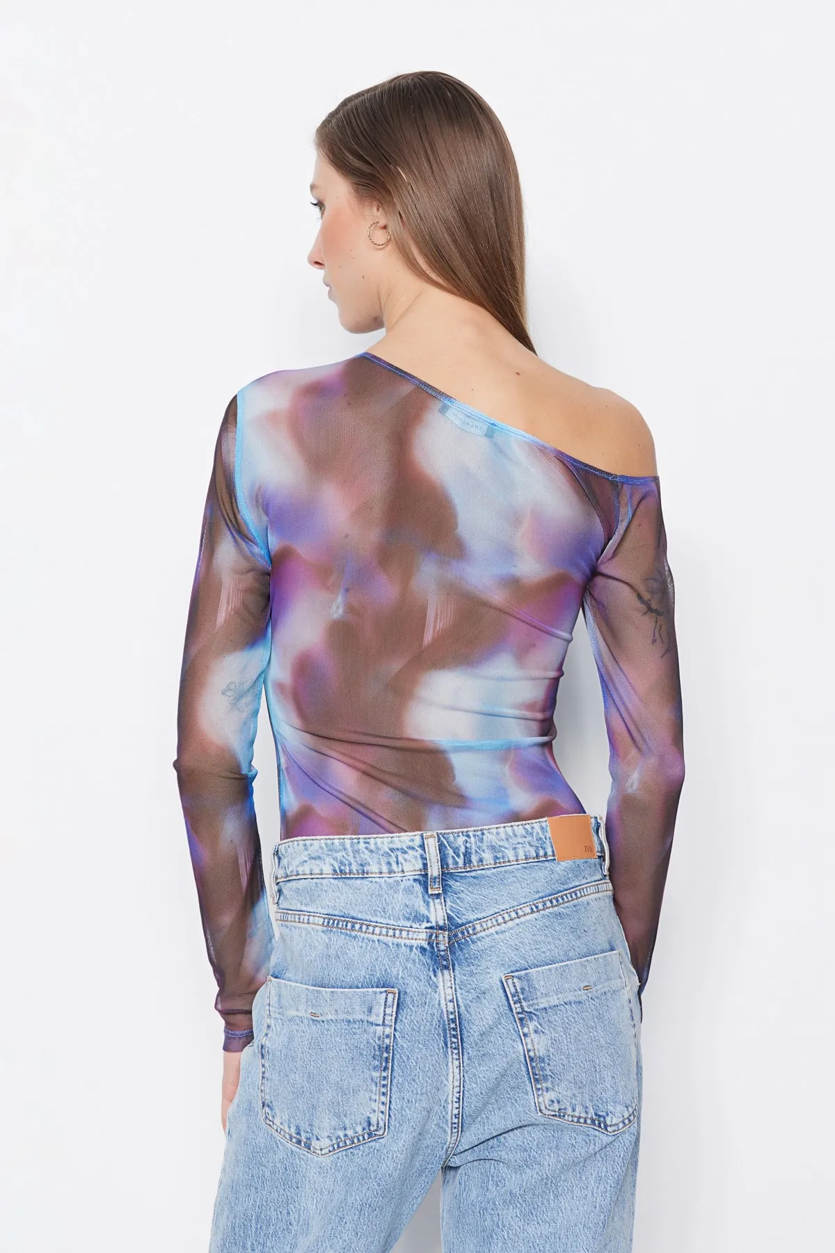 Trendyol Collection  Blau gemusterter, transparenter, hinten anliegender, flexibler Strickbody mit Druckknopfverschluss TWOSS23BD00024