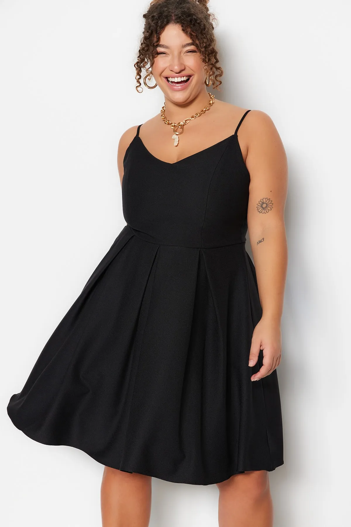 Trendyol Curve  Schwarzes Webkleid mit V-Ausschnitt TBBSS23AH00228