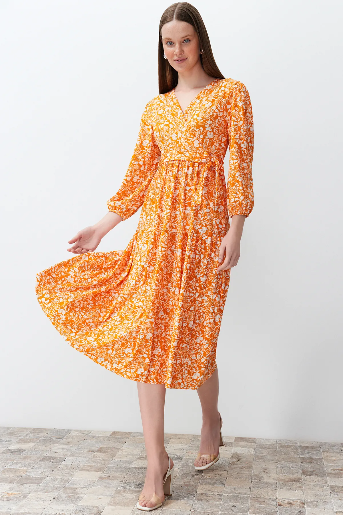 Trendyol Collection  Orangefarbener Gürtel mit Punkten, detaillierter zweireihiger Skater-/Gürtelöffnung TWOSS24EL00185