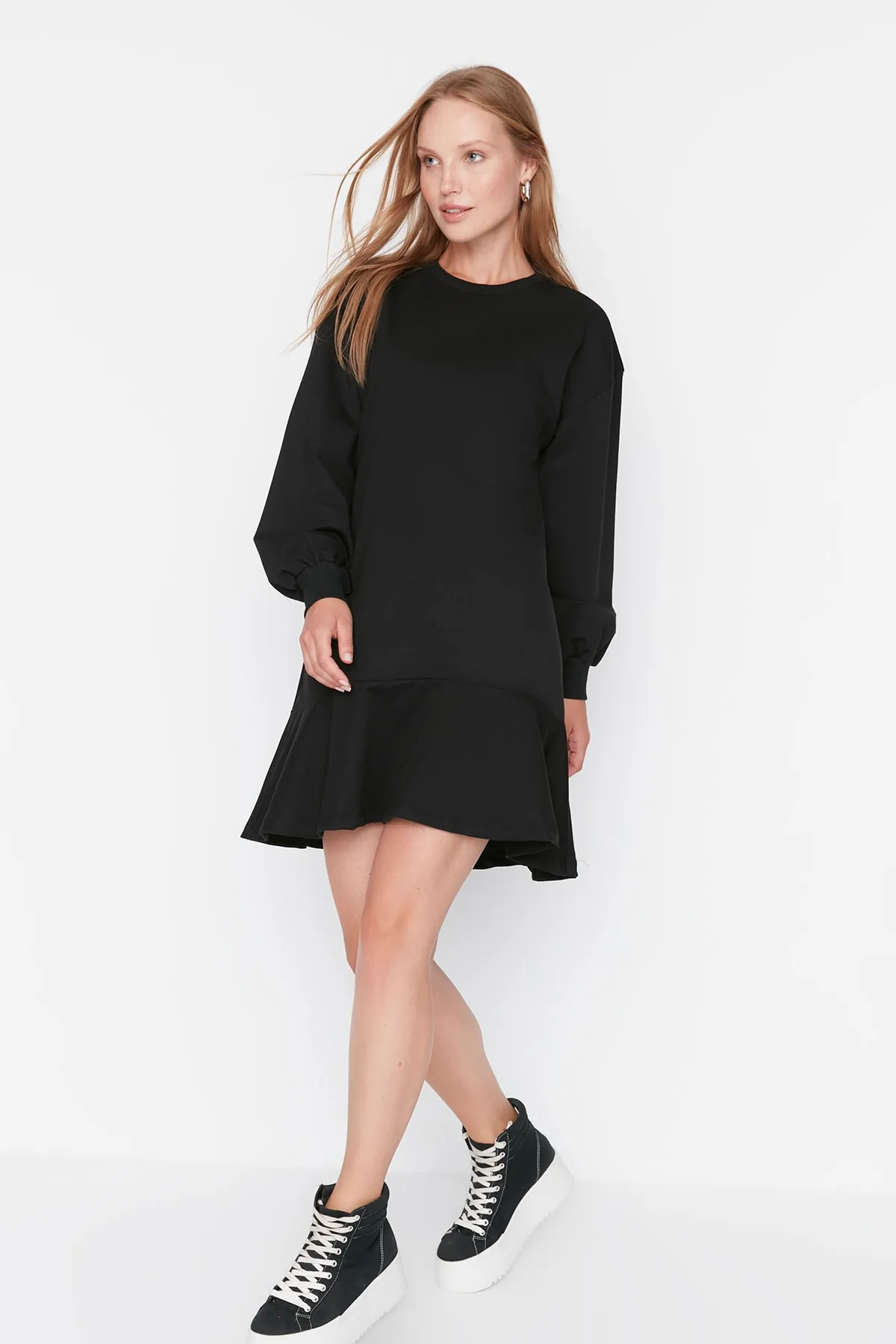 Trendyol Collection  Schwarzes Mini-Strickkleid mit Volantsaum TWOAW23EL00699