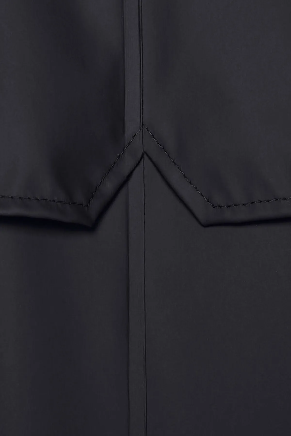 Rains  Die wasserdichte Jacke ist aus dem charakteristischen PU-Stoff von Rains geschnitten und verfügt über ultraschallverschweißte Nähte