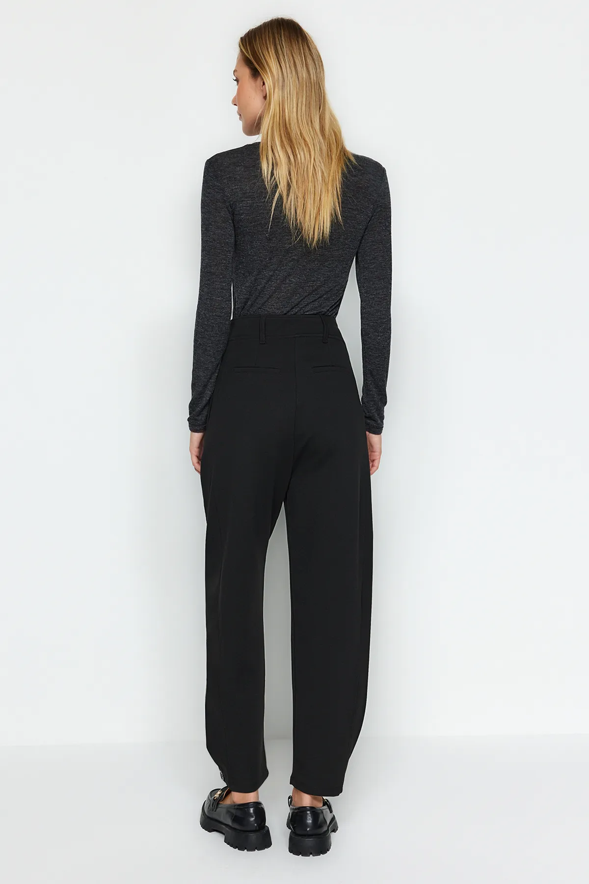Trendyol Collection  Schwarze, plissierte, weite/locker geschnittene Interlock-Strickhose mit hoher Taille und Carrot-Passform TWOAW24PL00143