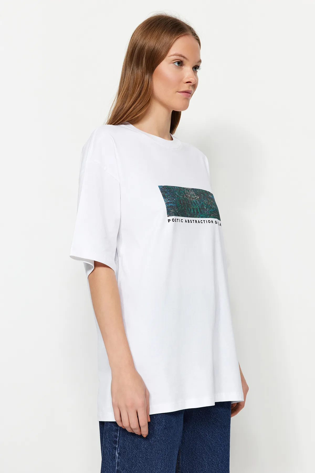 Trendyol Collection  Weißes Unisex-Strick-T-Shirt mit Devrim-Erbil-Aufdruck in Übergröße TWOSS24TS00017