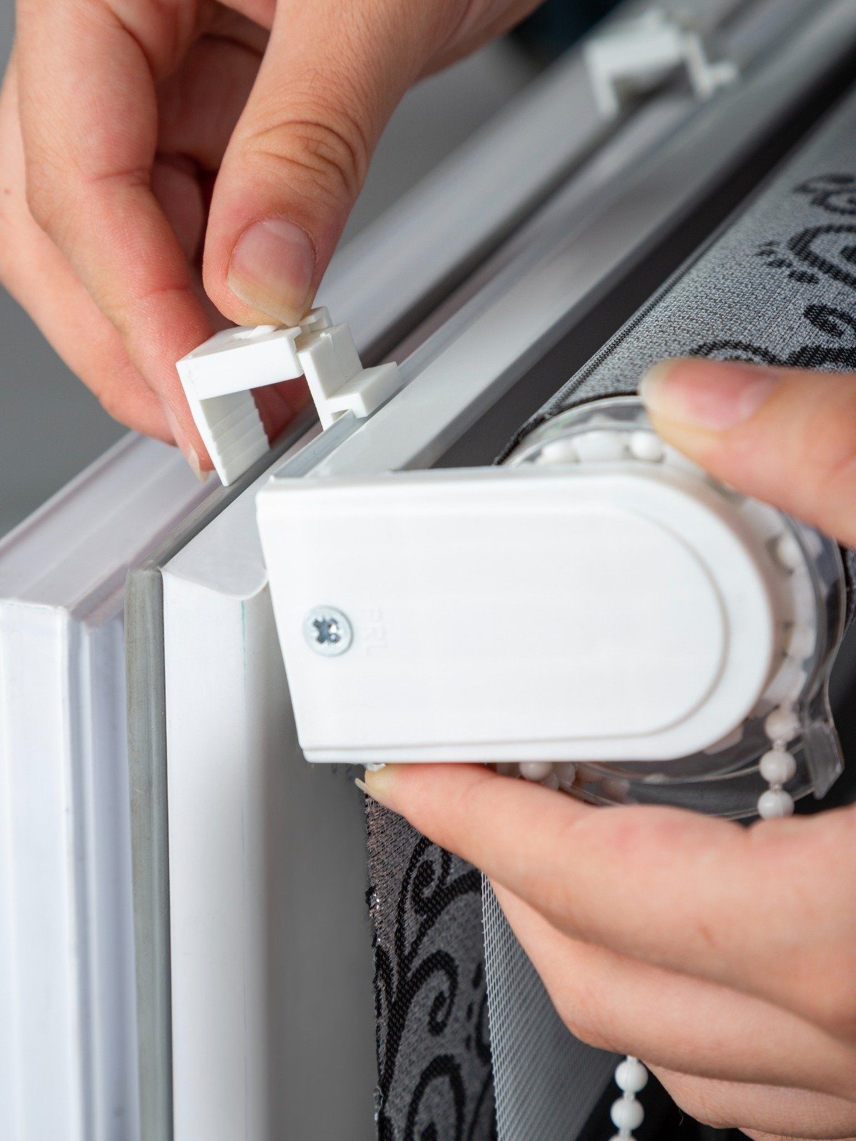 Doppelrollo Klemmfix Doppelrollo mit Perlen Volant in versch. Farben, Plisseeonline, blickdicht, Klemmträger Montage auf dem Fensterrahmen, Freihängend, Klemmfix, Mit Perlen, Aluminium Schiene, Weiß, Grau, Beige, Braun, Anthrazit